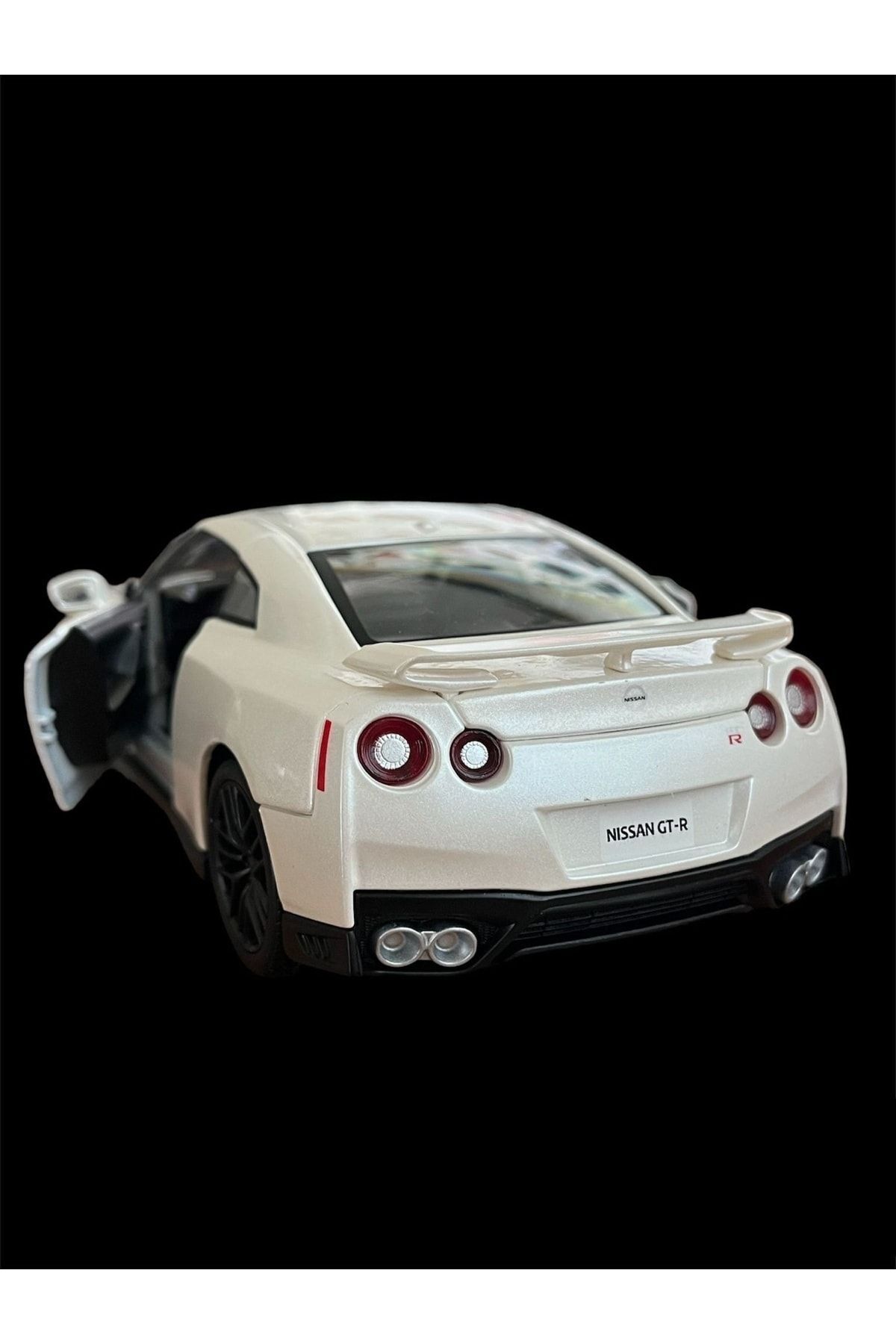 مدل خودرو ترازو 1 24 ماشین سفید نیسان GT R 2017 اورجینال Burago