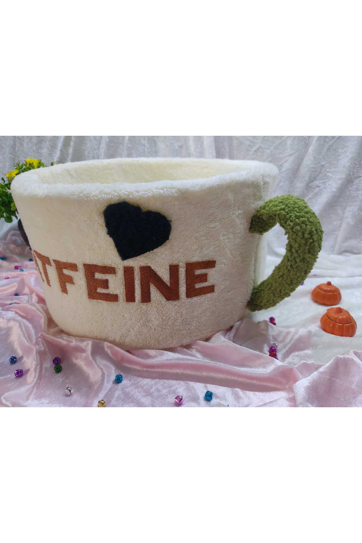 تخت گربه طرح فنجان قهوه Catfeine از لتس‌گت‌پت letsgetpet، اسفنجی، کرم، ۴۵×۴۵ سانتی‌متر با ارتفاع ۲۳ سانتی‌متر