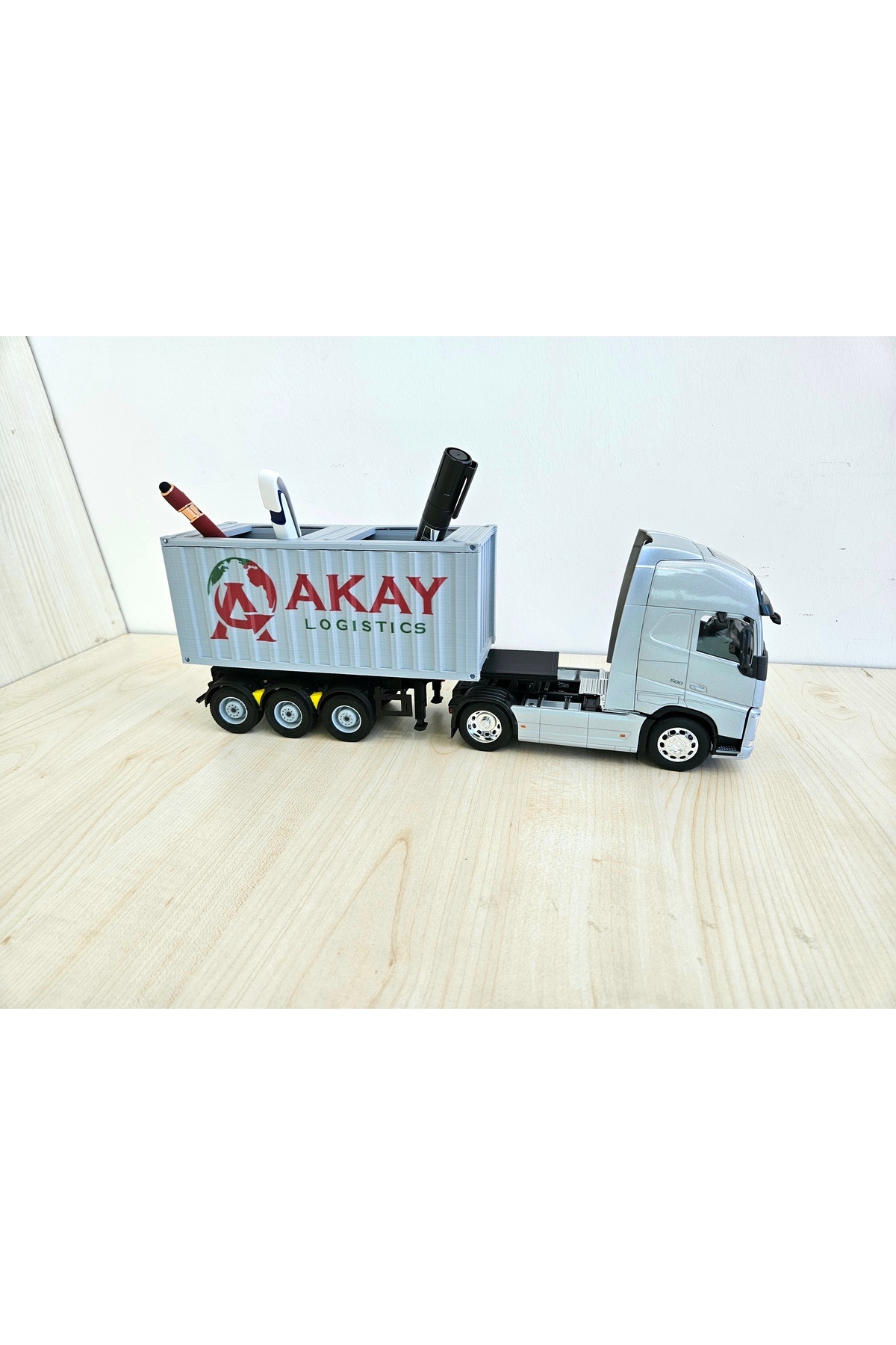 مدل خودرو کامیون تریلر کانتینری VOLVO FH4 در مقیاس 1 32 با جای قلم اورجینال WELLY