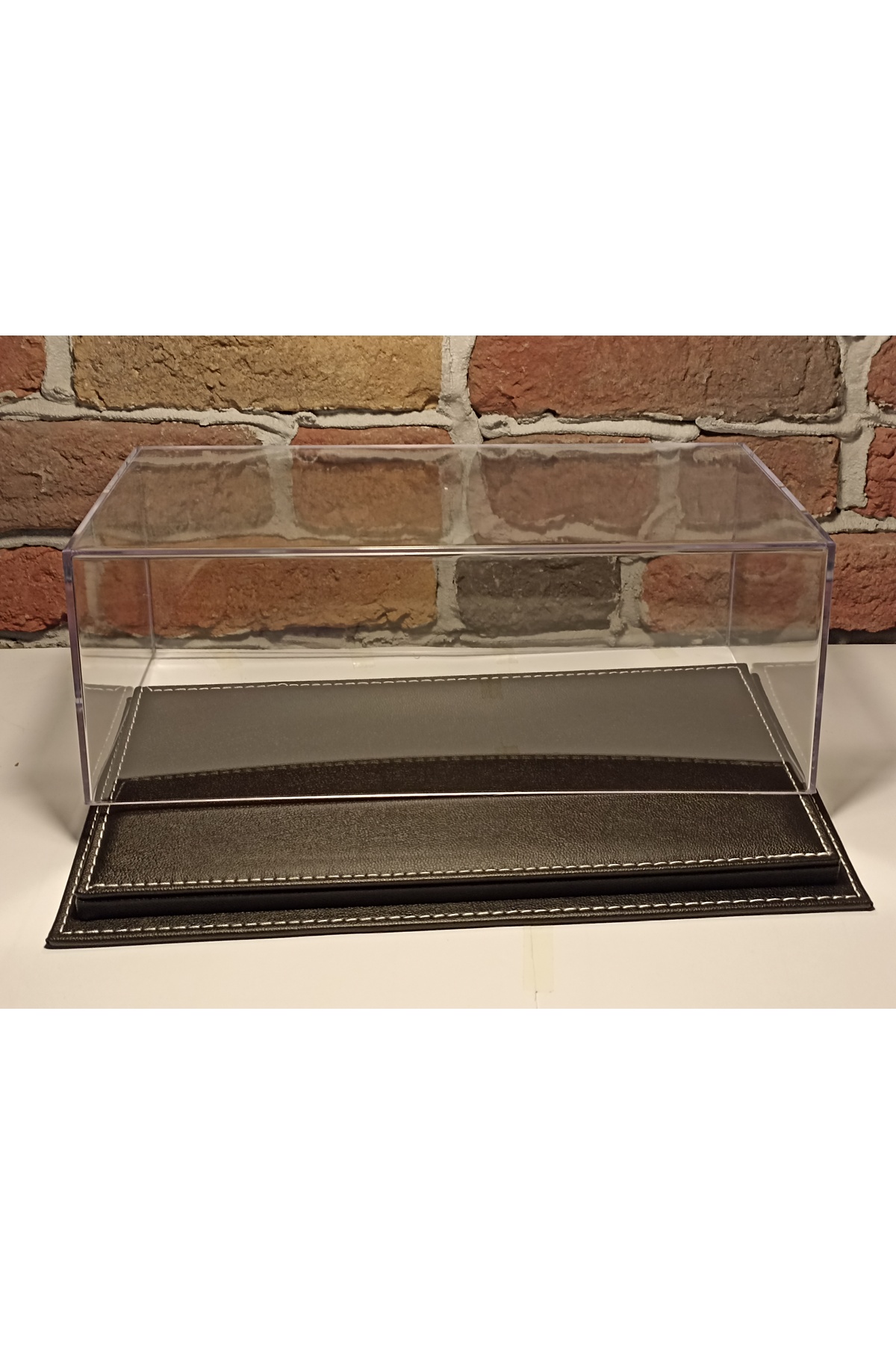 مدل خودرو جعبه صفحه نمایش PLEXI: با پایه چرمی برای وسایل نقلیه 1 18 اورجینال diamond hobby