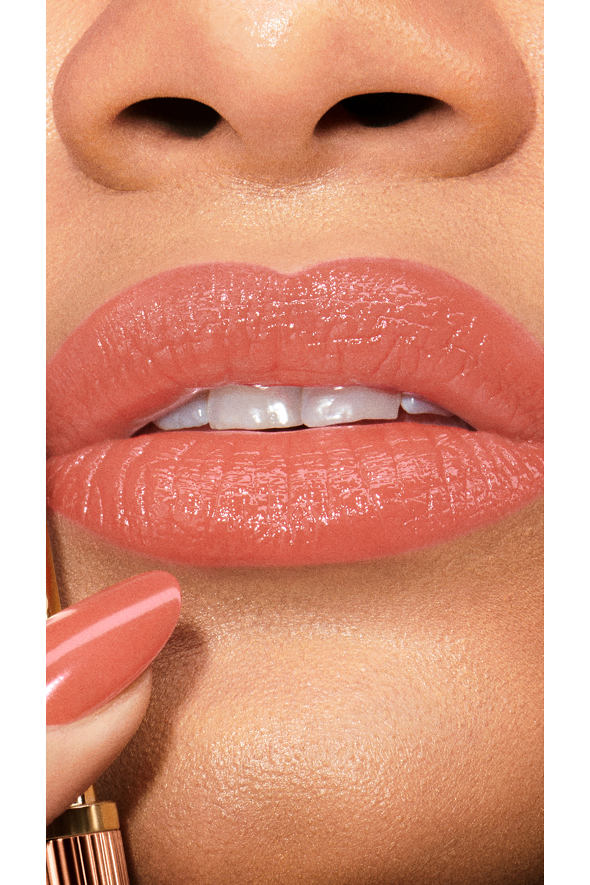 رژ لب پایانی درخشان شفاف رنگ: 903 شماره اشتباه استی لادر Estee Lauder