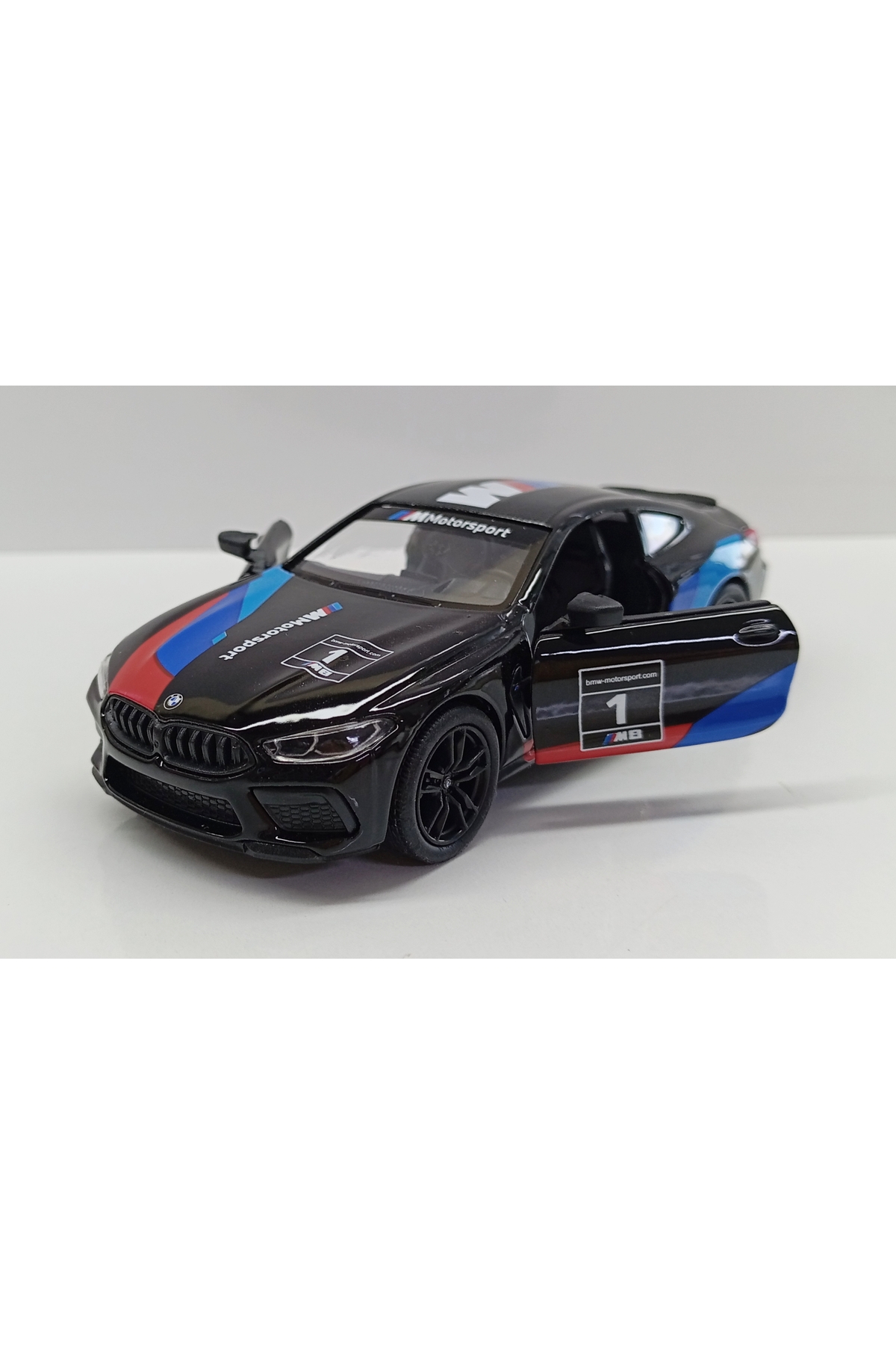 مدل خودرو DIANOMI 1 38 BMW M8 COMPETITION COUPE یک ماشین کششی 13 سانتی متری است اورجینال Kinsmart