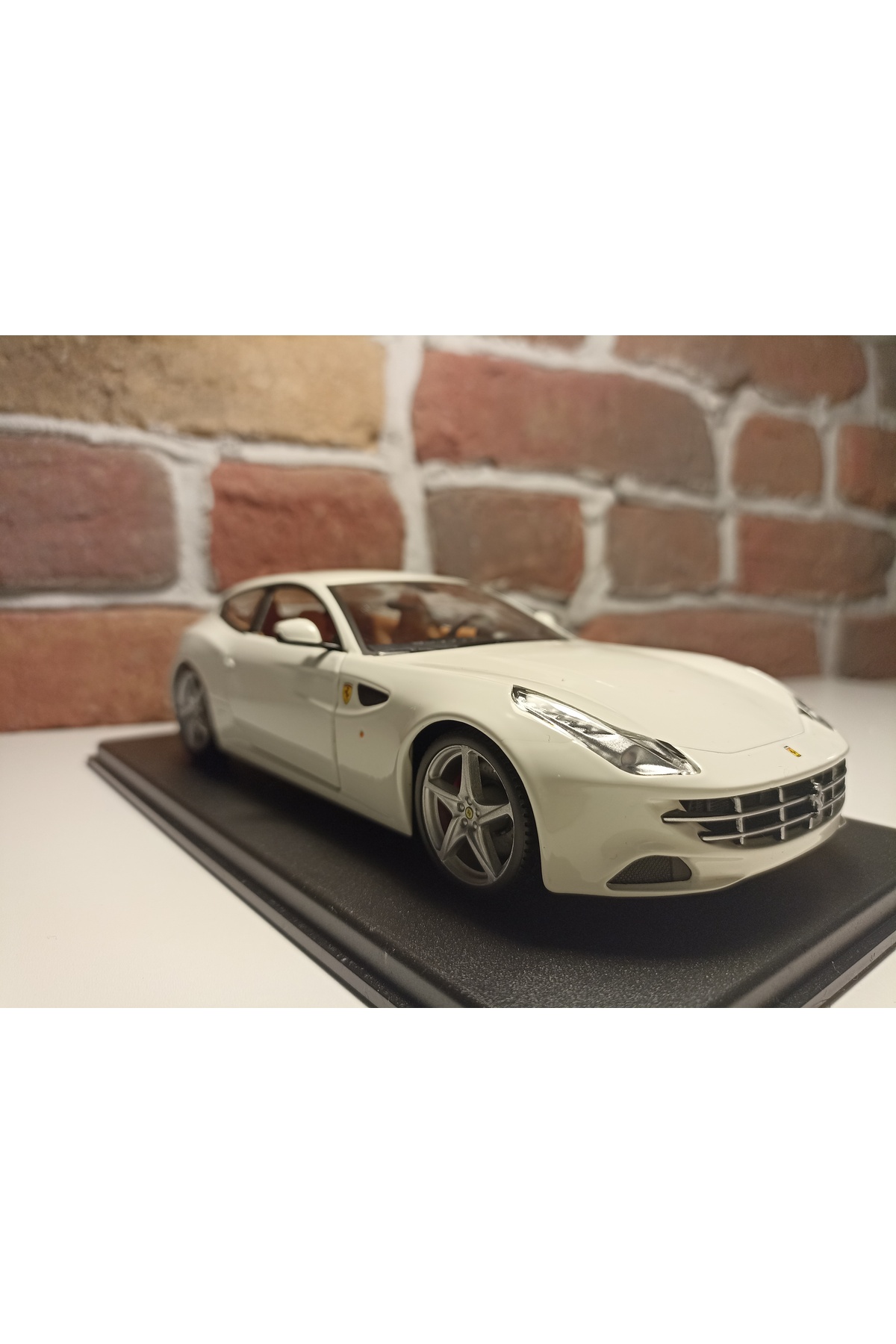 مدل خودرو FERRARI FF 2011 اورجینال Burago
