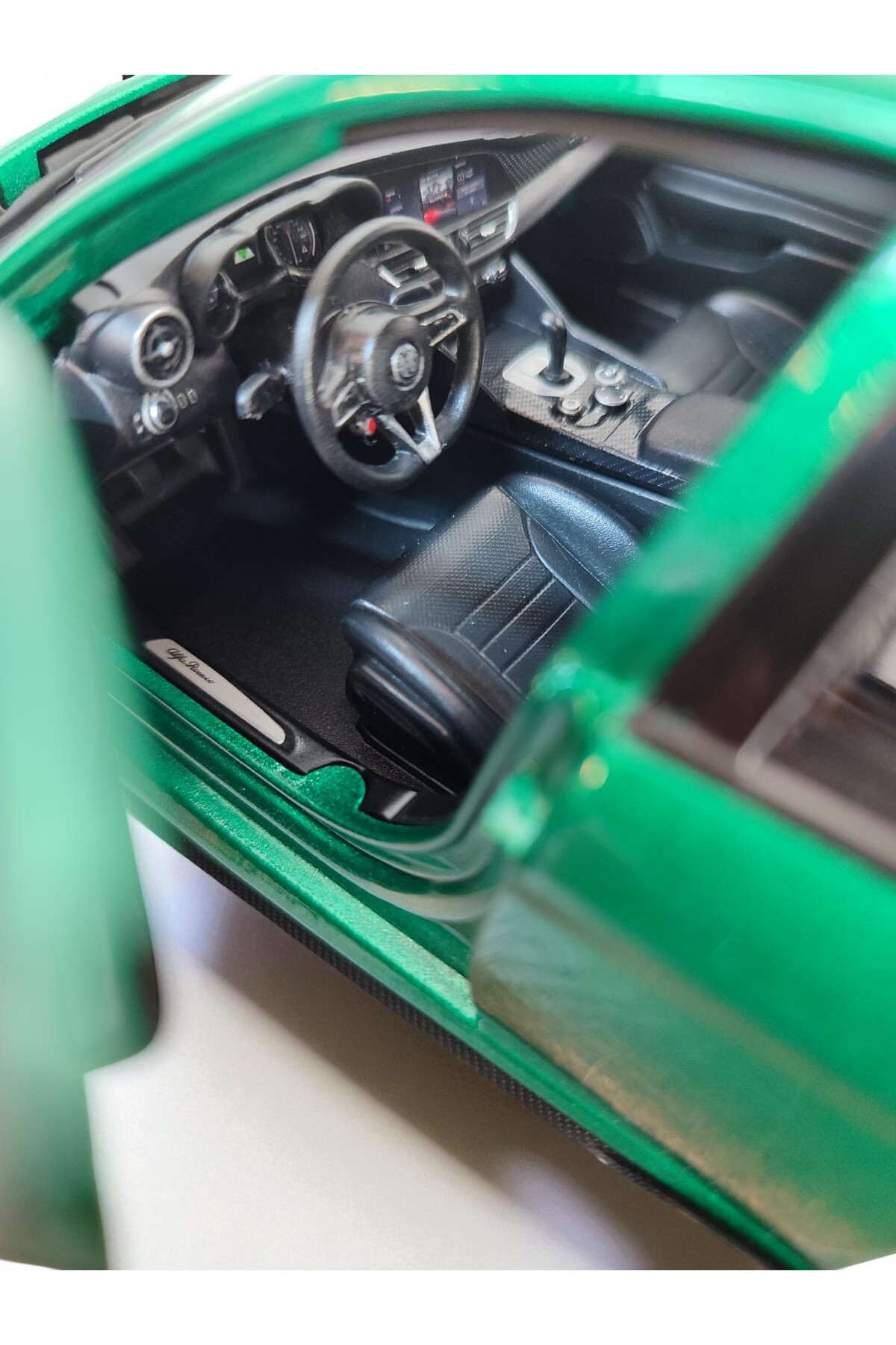 مدل خودرو ماشین کلکسیونی ALFA ROMEO GIULIA GTA 1:18 DIE CAST METALLIC GREEN METAL CAR اورجینال Burago