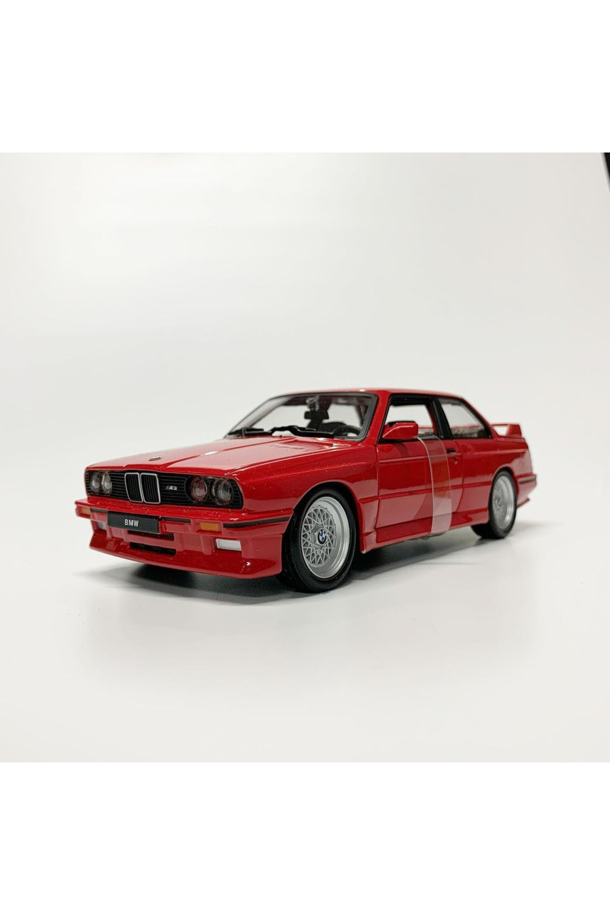 مدل خودرو 1.24 مقیاس BURAGO دارای مجوز BMW M3 E30 رنگ قرمز اورجینال Burago