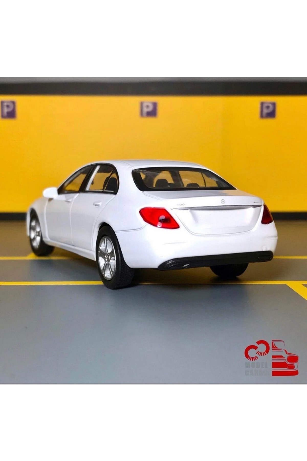 مدل خودرو مرسدس بنز E CLASS 1 36 SCALE C&amp;C MODEL GARAGE PULL DROP DIECAST CAR TOY اورجینال WELLY