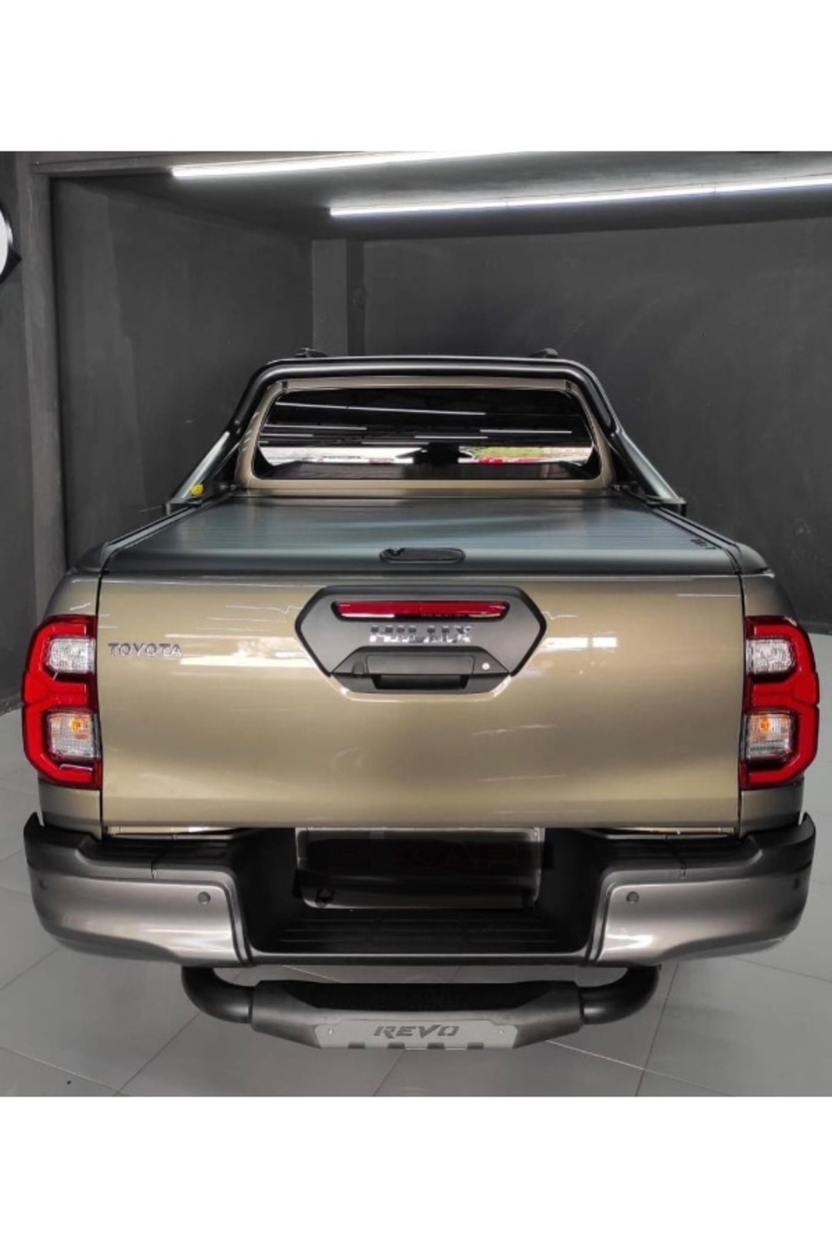 محافظ سپر عقب Toyota Hilux (2015+) با نوشته Hilux، مشکی