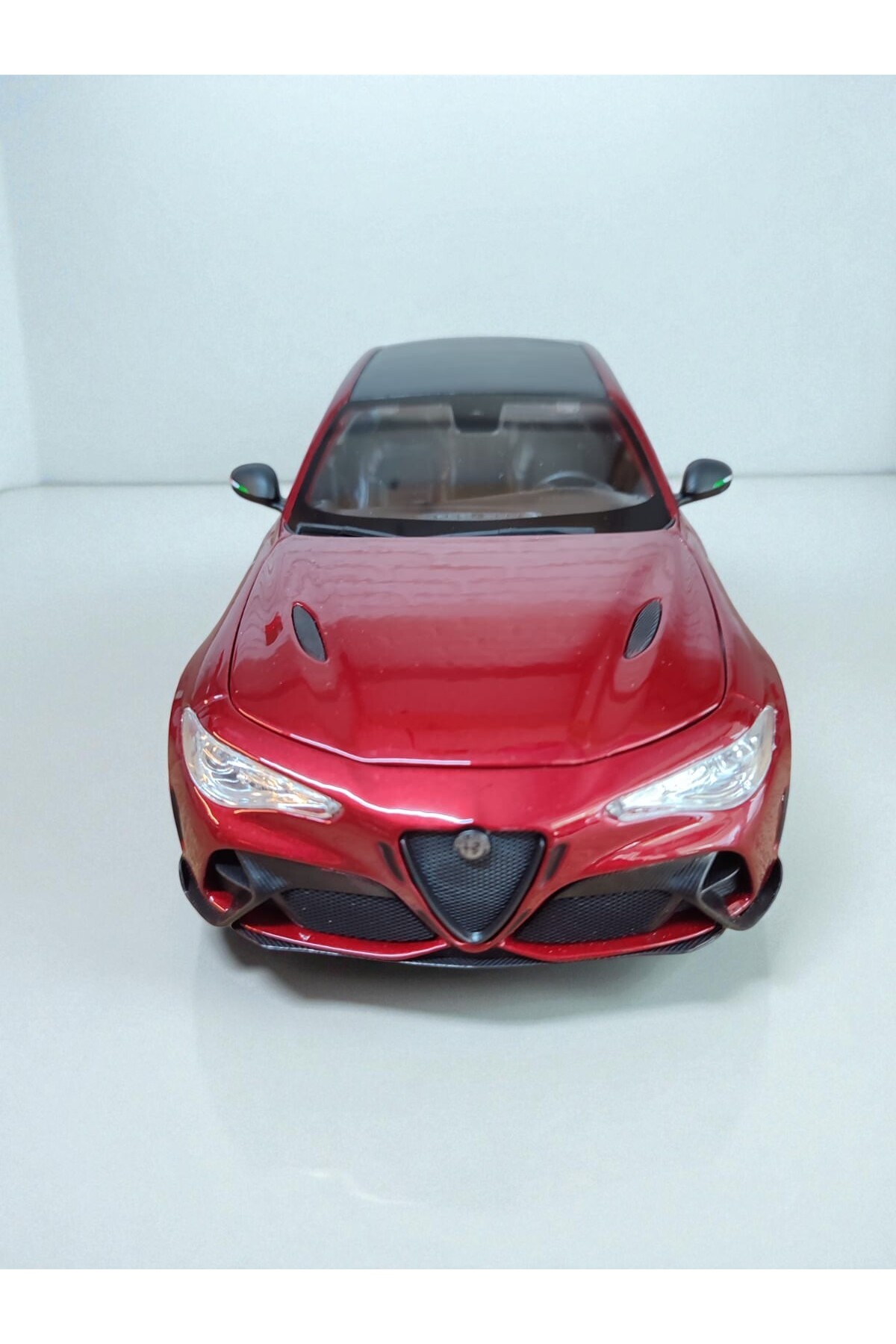 مدل خودرو ماشین کلکسیونی ALFA ROMEO GIULIA GTA 1:18 SCALE DIE CAST قرمز مشکی فلزی اورجینال Burago