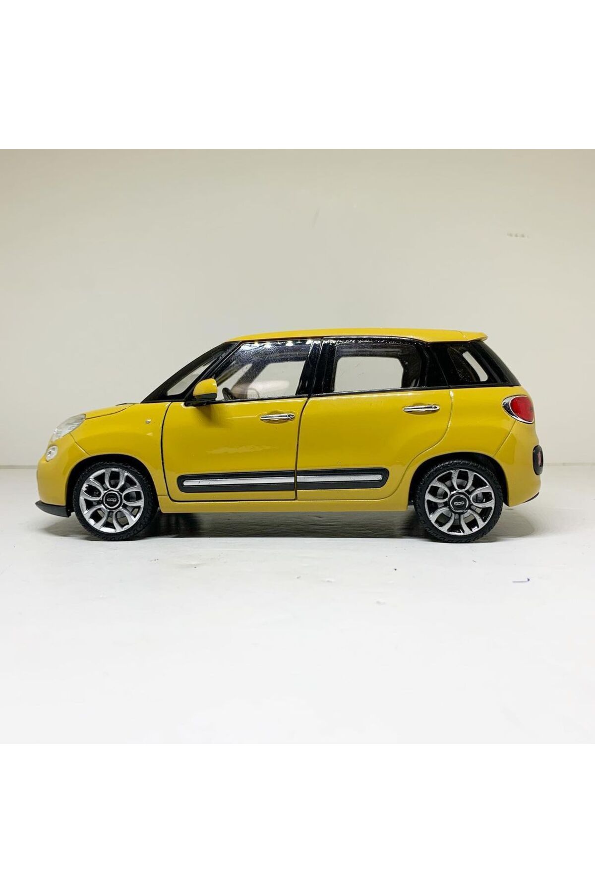 مدل خودرو ماشین فلزی DIECAST 1.24 SCALE WELLY دارای مجوز فیات 500L رنگ زرد اورجینال WELLY