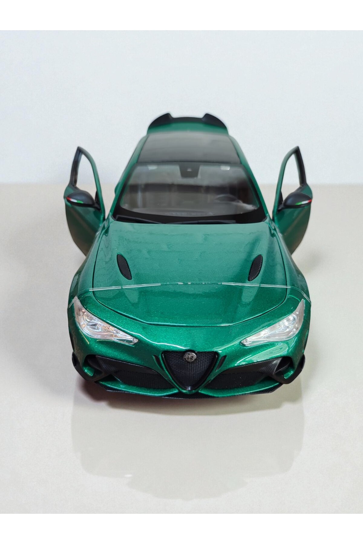 مدل خودرو ماشین کلکسیونی ALFA ROMEO GIULIA GTA 1:18 DIE CAST METALLIC GREEN METAL CAR اورجینال Burago
