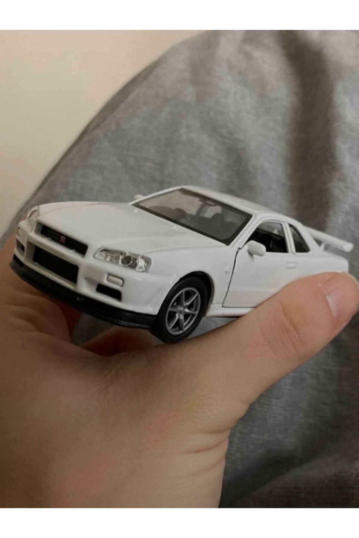 ماشین اسباب‌بازی کشیدنی ولی Welly Nissan Skyline GT-R R34 سفید، مقیاس 1:32، ۱۱٫۵ سانتی‌متر