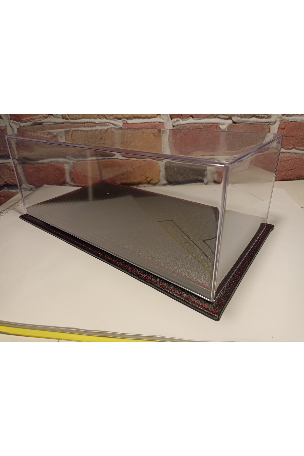 مدل خودرو جعبه صفحه نمایش PLEXI: با پایه چرمی برای وسایل نقلیه 1 18 اورجینال diamond hobby