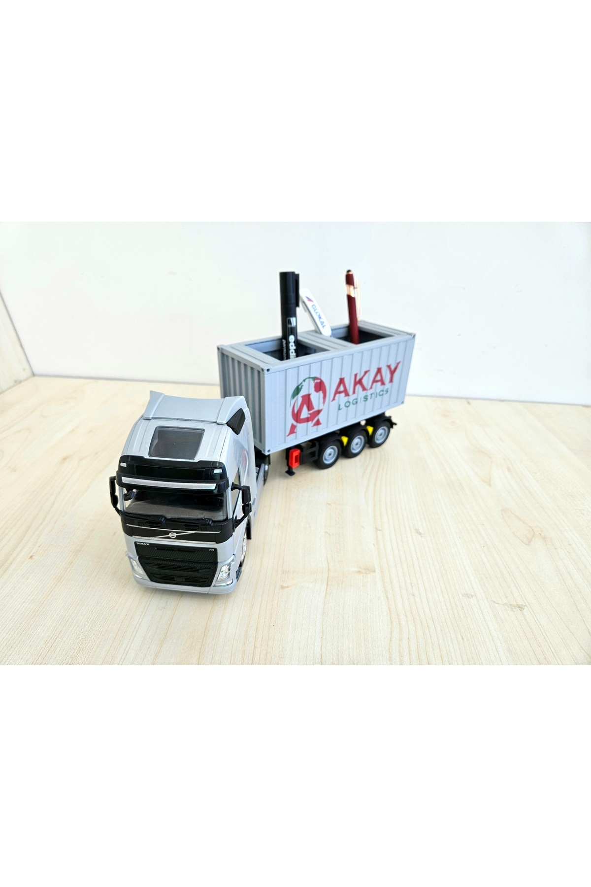 مدل خودرو کامیون تریلر کانتینری VOLVO FH4 در مقیاس 1 32 با جای قلم اورجینال WELLY
