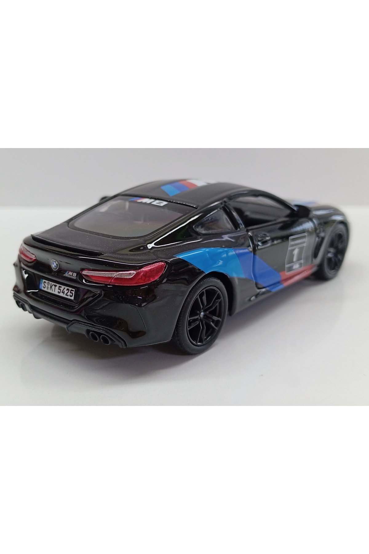 مدل خودرو DIANOMI 1 38 BMW M8 COMPETITION COUPE یک ماشین کششی 13 سانتی متری است اورجینال Kinsmart
