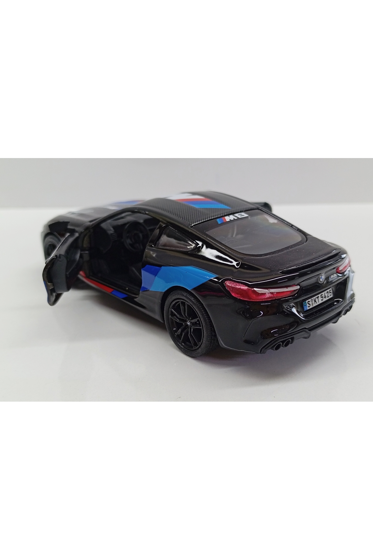 مدل خودرو DIANOMI 1 38 BMW M8 COMPETITION COUPE یک ماشین کششی 13 سانتی متری است اورجینال Kinsmart
