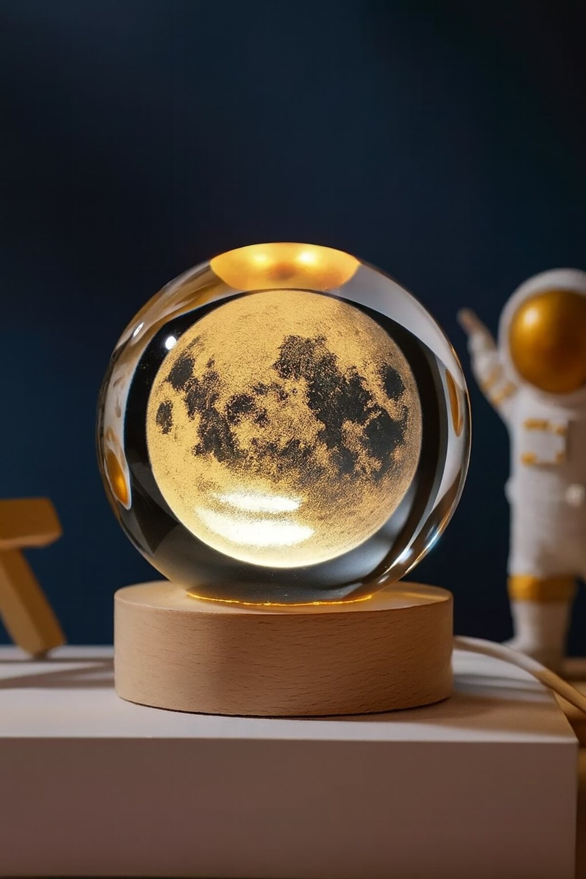 گوی برفی سه بعدی MOON GLOBE CRYSTAL DAYLIGHT LED NIGHT LIGHT – چراغ رومیزی و نور شب با پایه چوبی USB از ترکیه BiTon Toptan