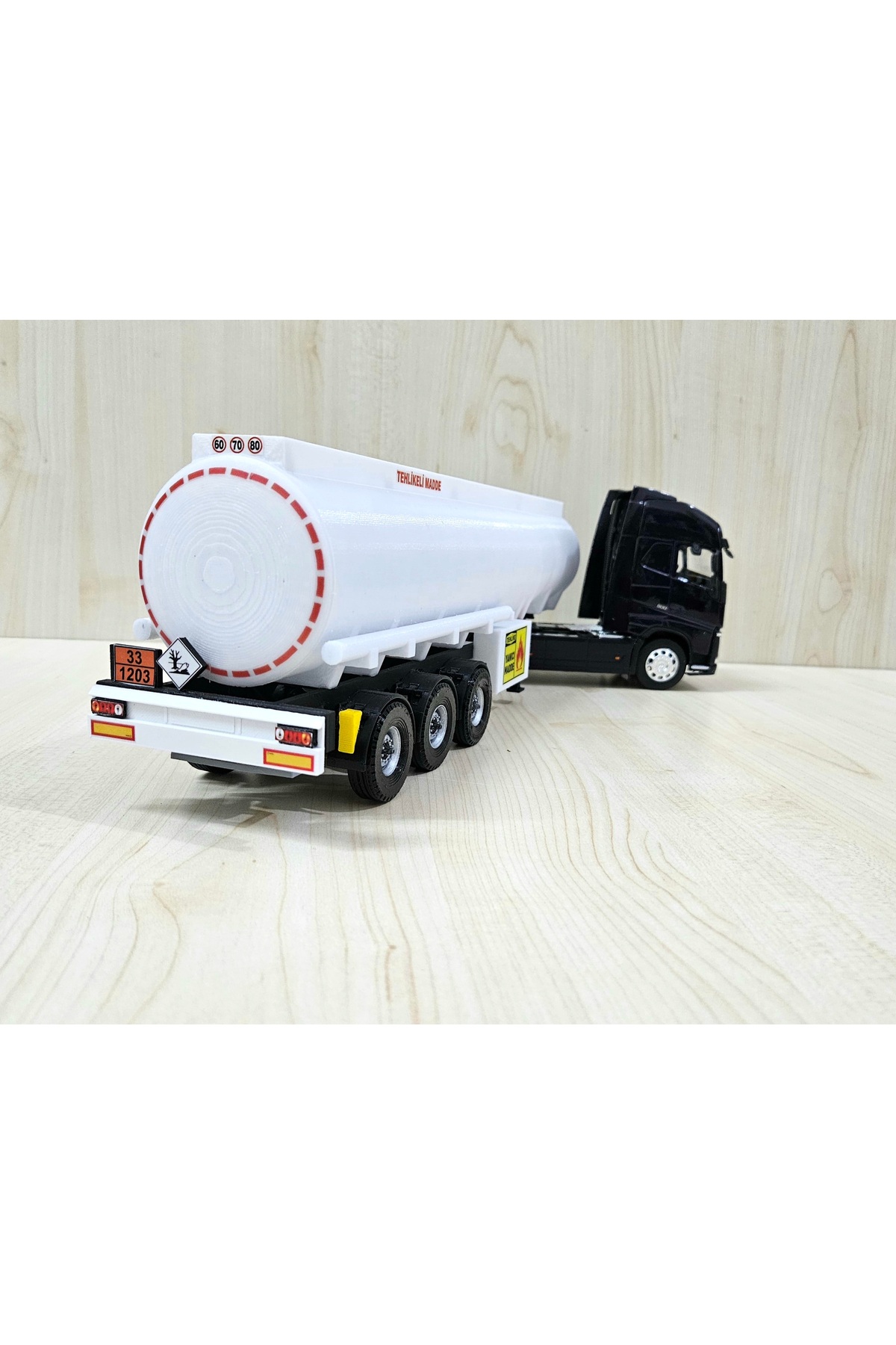 مدل خودرو تانکر VOLVO FH4 1 32 به طول 50 سانتی متر نام نوشته شده است اورجینال WELLY
