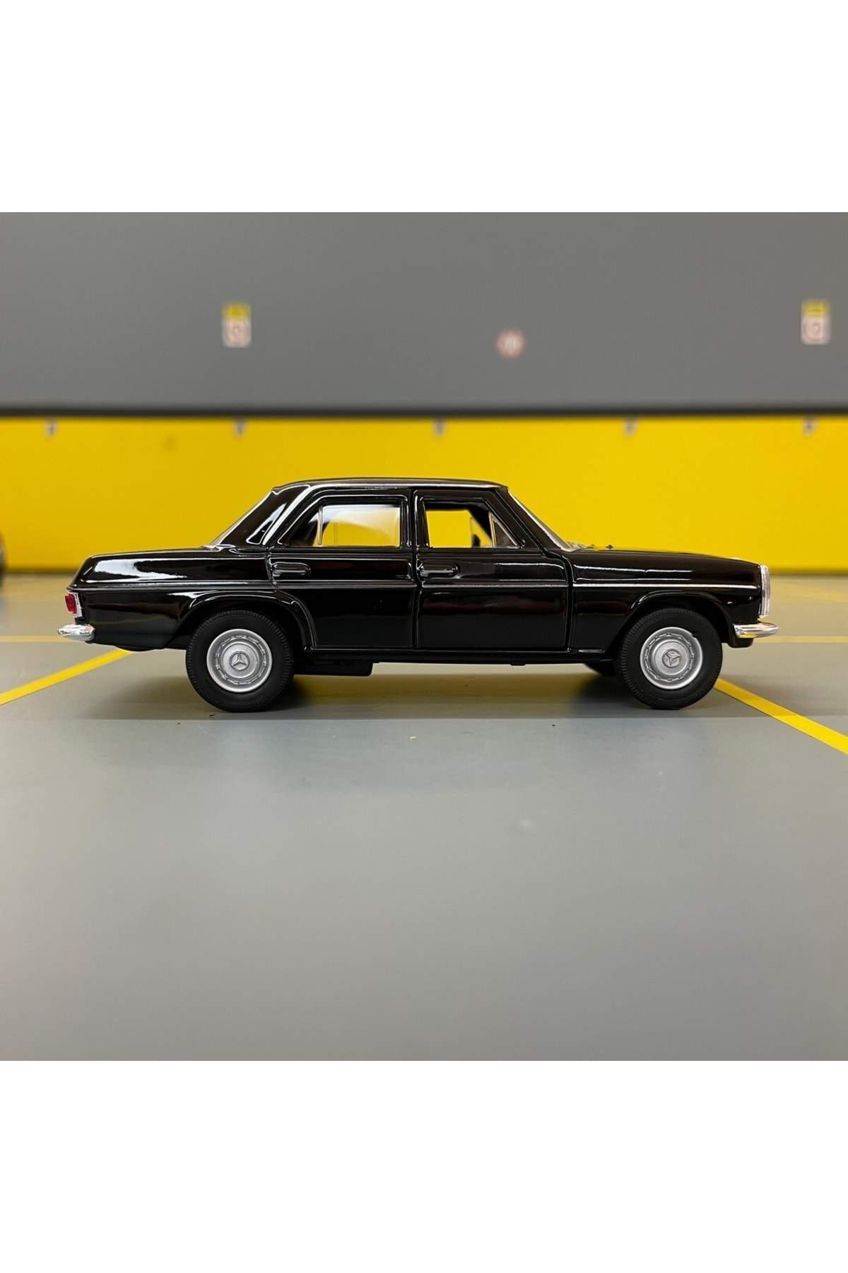 مدل خودرو MERCEDES BENZ 220 W115 1 36 SCALE DIECAST METAL MODEL CAR PULL DROP TOY اورجینال WELLY