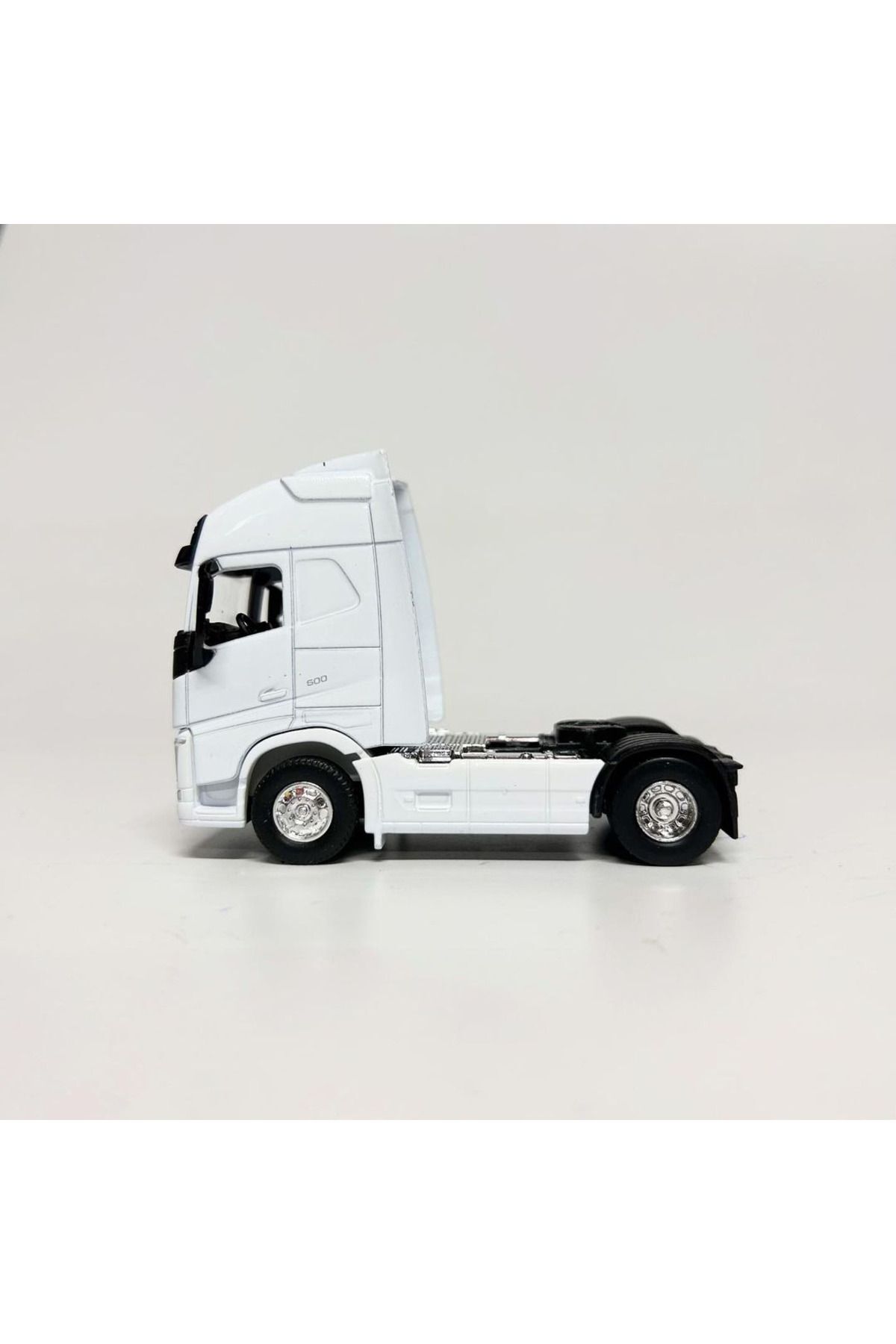 مدل خودرو فنجان کامیون فلزی رنگ سفید VOLVO FH در مقیاس 1.64 11 سانتی متری اورجینال WELLY