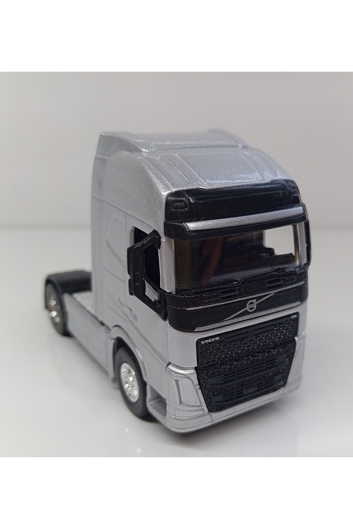 مدل خودرو چاه دیانومیک 1:64 در مقیاس VOLVO FH TIR فلزی سایز کوچک اورجینال WELLY