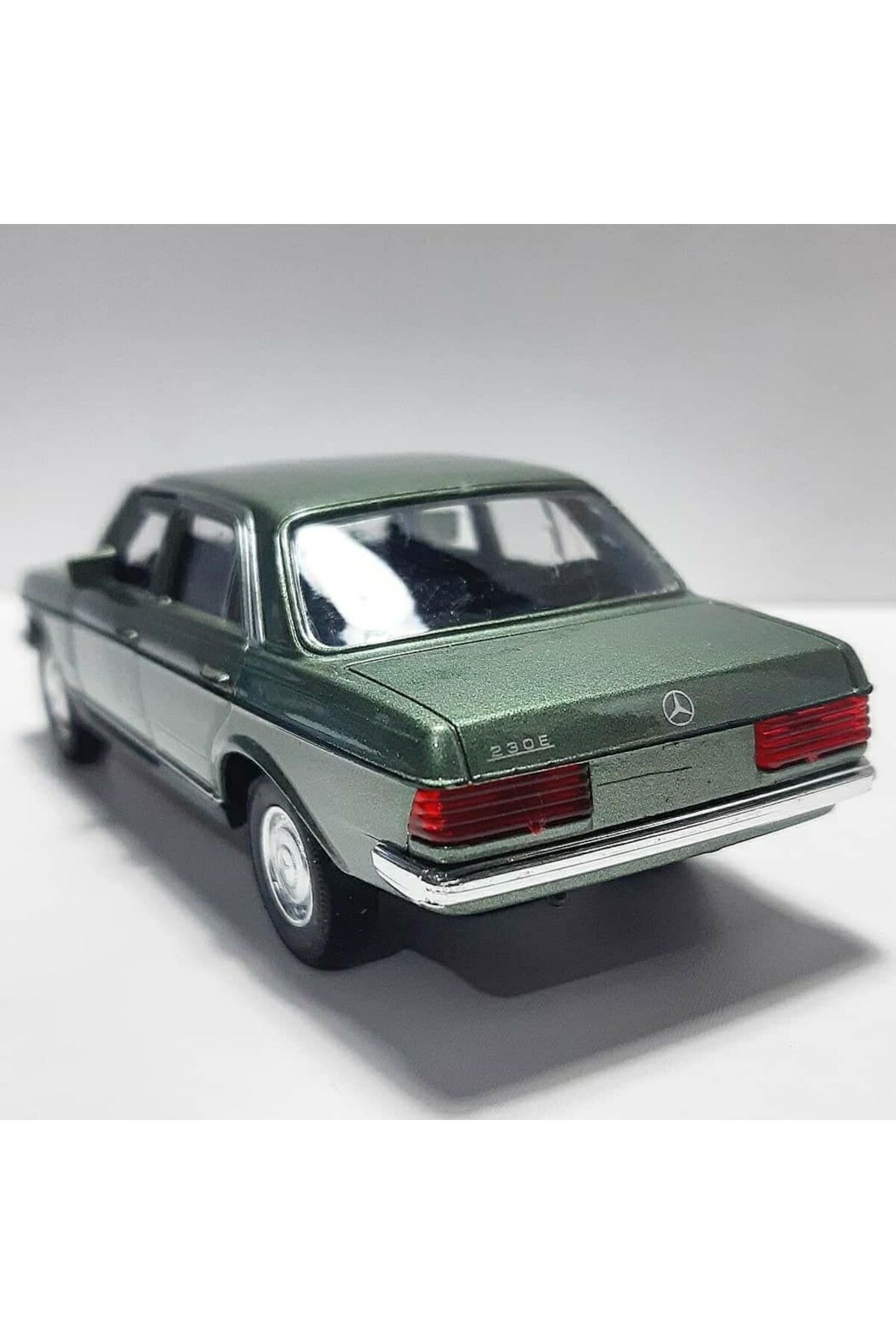 مدل خودرو 1.36 SCALE WELLY BRAND LICENSED MERCEDES BENZ W123 CASE سبز رنگ 12CM ماشین فلزی اورجینال WELLY