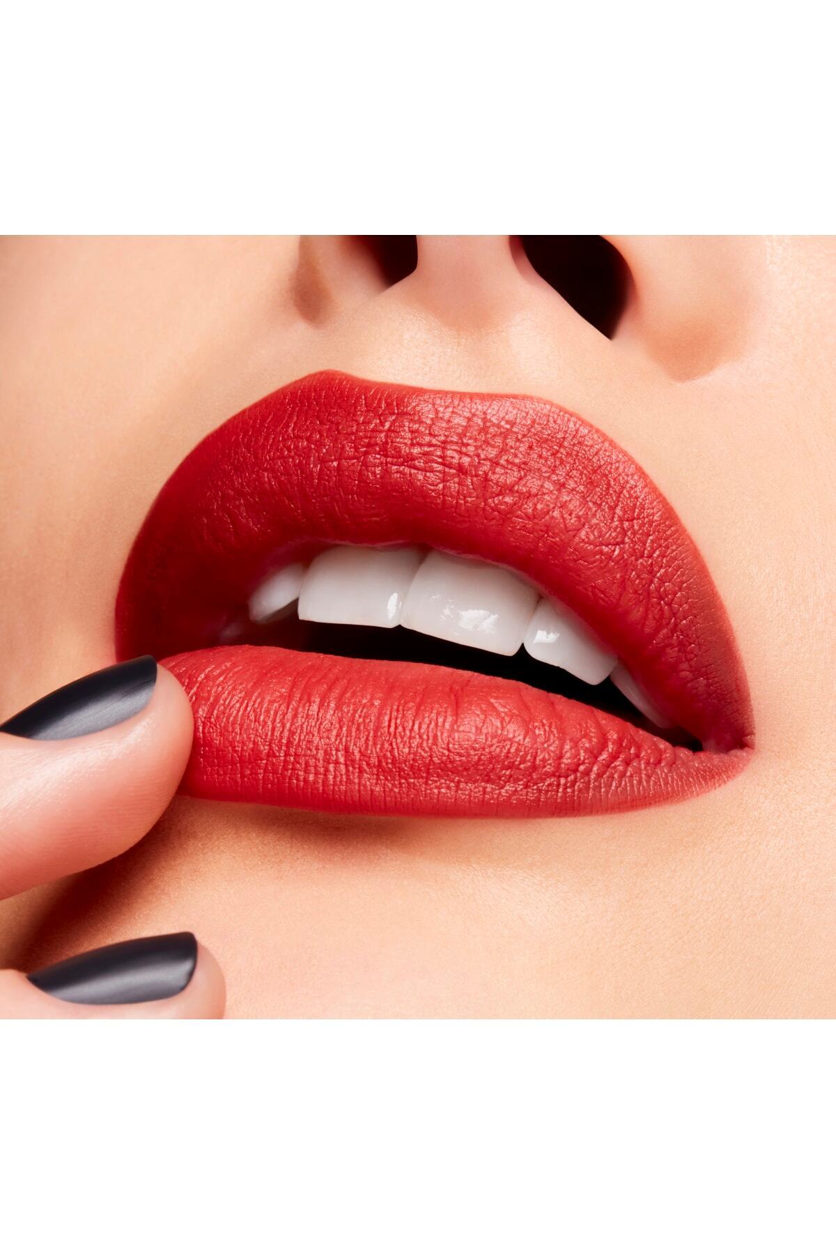 Mac رژ لب مات Powder Kiss Velvet Blur ظاهری جذاب و ماندگار رنگ قرمز جیغ