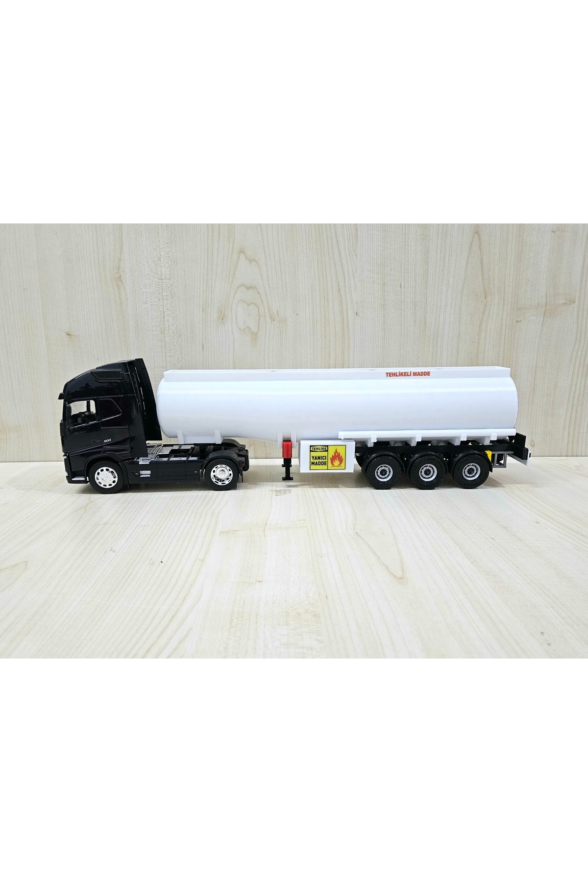 مدل خودرو تانکر VOLVO FH4 1 32 به طول 50 سانتی متر نام نوشته شده است اورجینال WELLY
