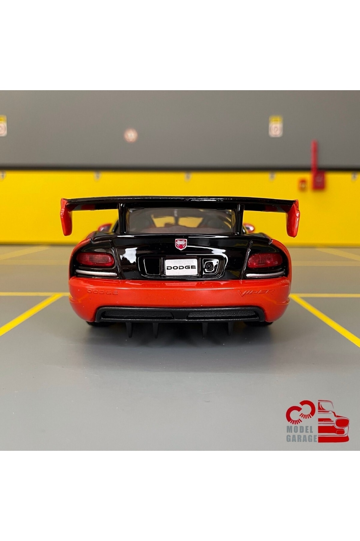 مدل خودرو DODGE VIPER SRT 10 ACR 1 24 SCALE C&amp;C MODEL GARAGE DIECAST METAL CAR اورجینال Burago