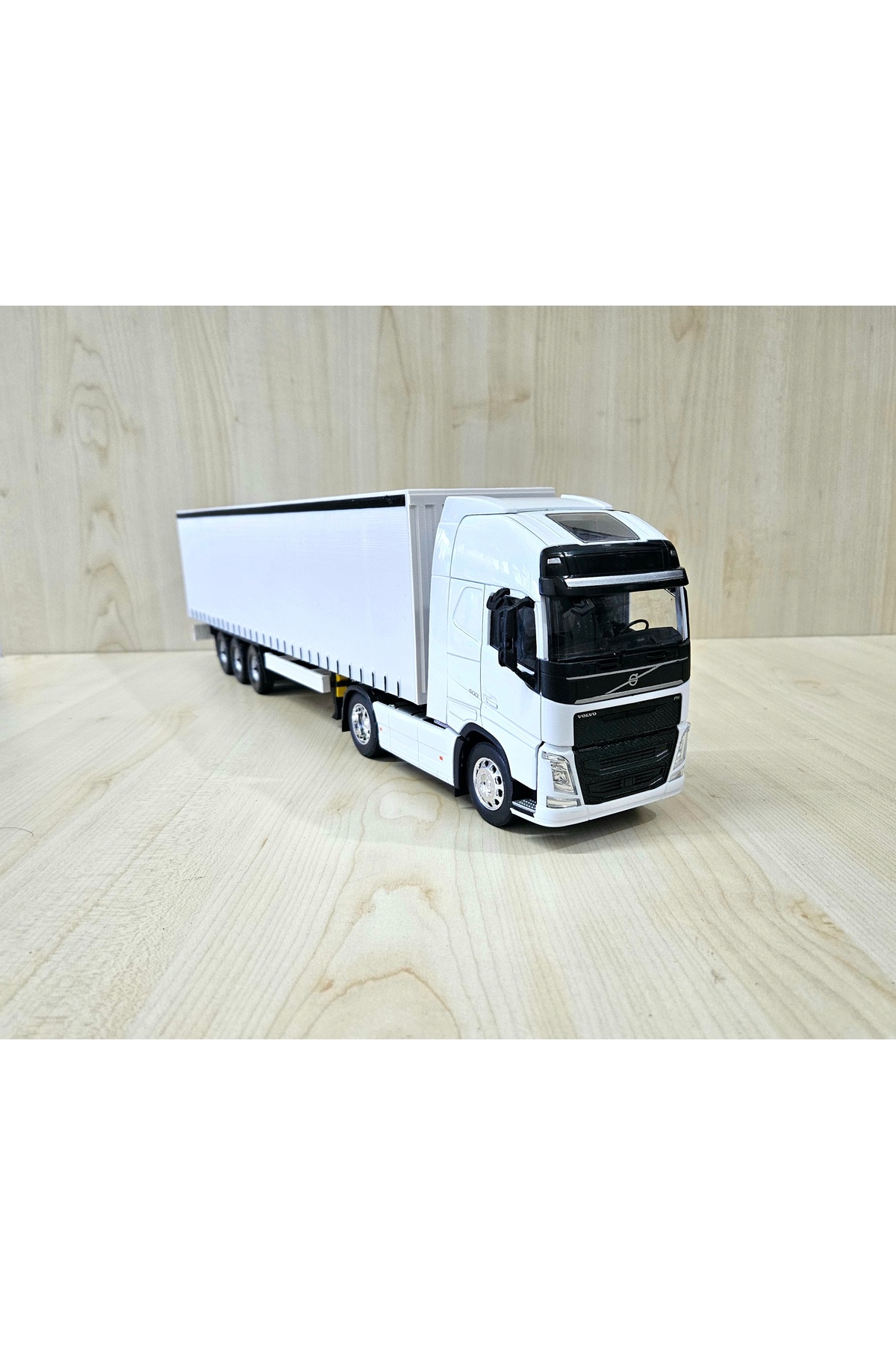 مدل خودرو نیم متر طول 1 32 VOLVO FH4 TILT TRUCK MODEL نام نوشته شده سفید اورجینال WELLY