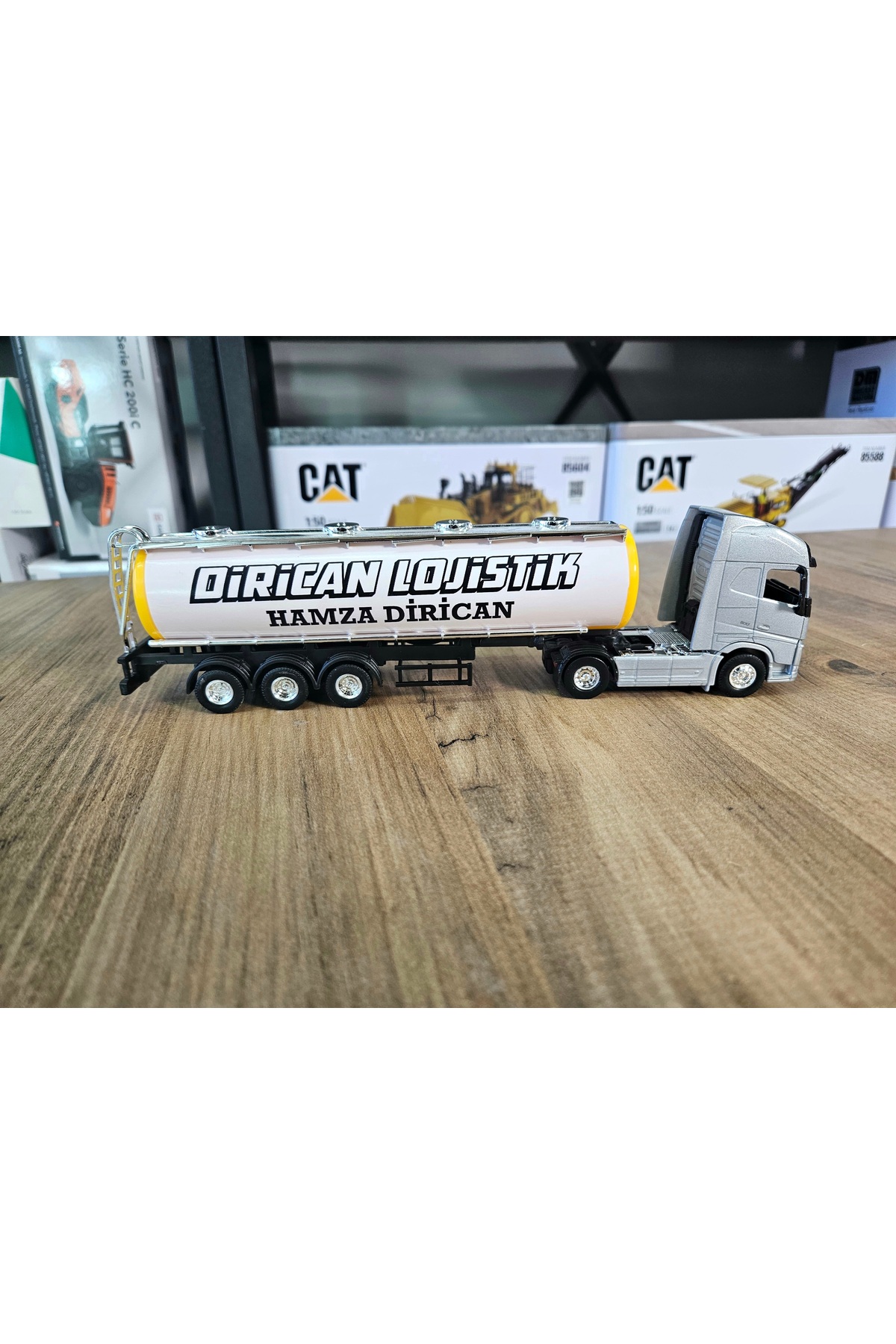 مدل خودرو کامیون تانکر VOLVO FH4 در مقیاس 1 64 ارتفاع 25 سانتی متر توضیحات را بخوانید اورجینال WELLY
