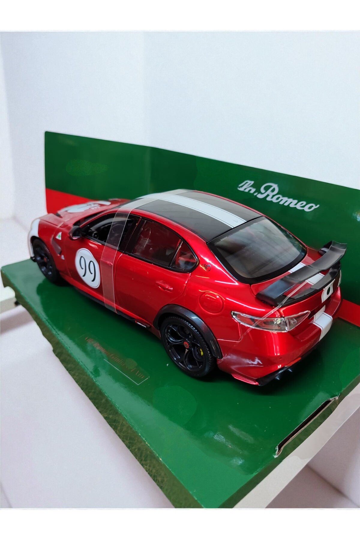 مدل خودرو ماشین کلکسیونی ALFA ROMEO GIULIA GTA 99 1:18 SCALE DIE CAST قرمز گلدوزی شده فلزی اورجینال Burago