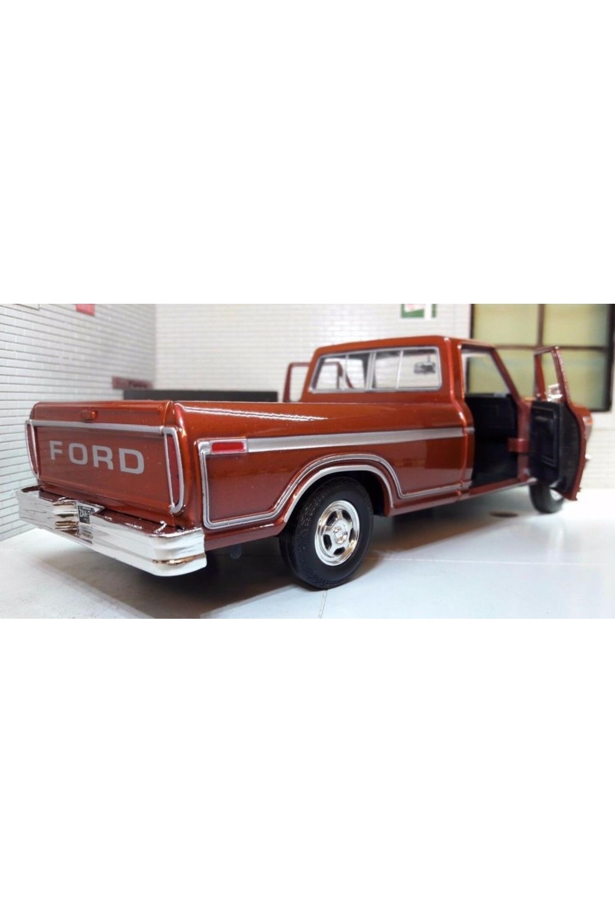 مدل خودرو قهوه ای 1979 FORD F 150 CUSTOM 1:24 MODEL CAR اورجینال Motor Max