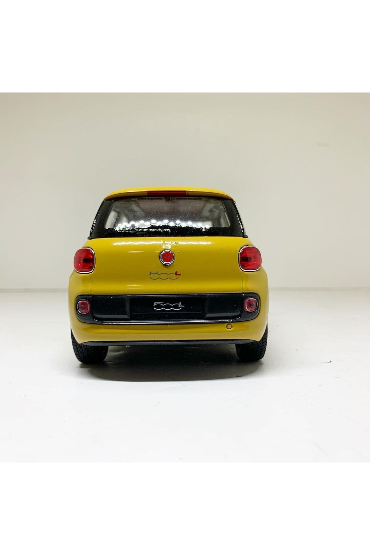 مدل خودرو ماشین فلزی DIECAST 1.24 SCALE WELLY دارای مجوز فیات 500L رنگ زرد اورجینال WELLY