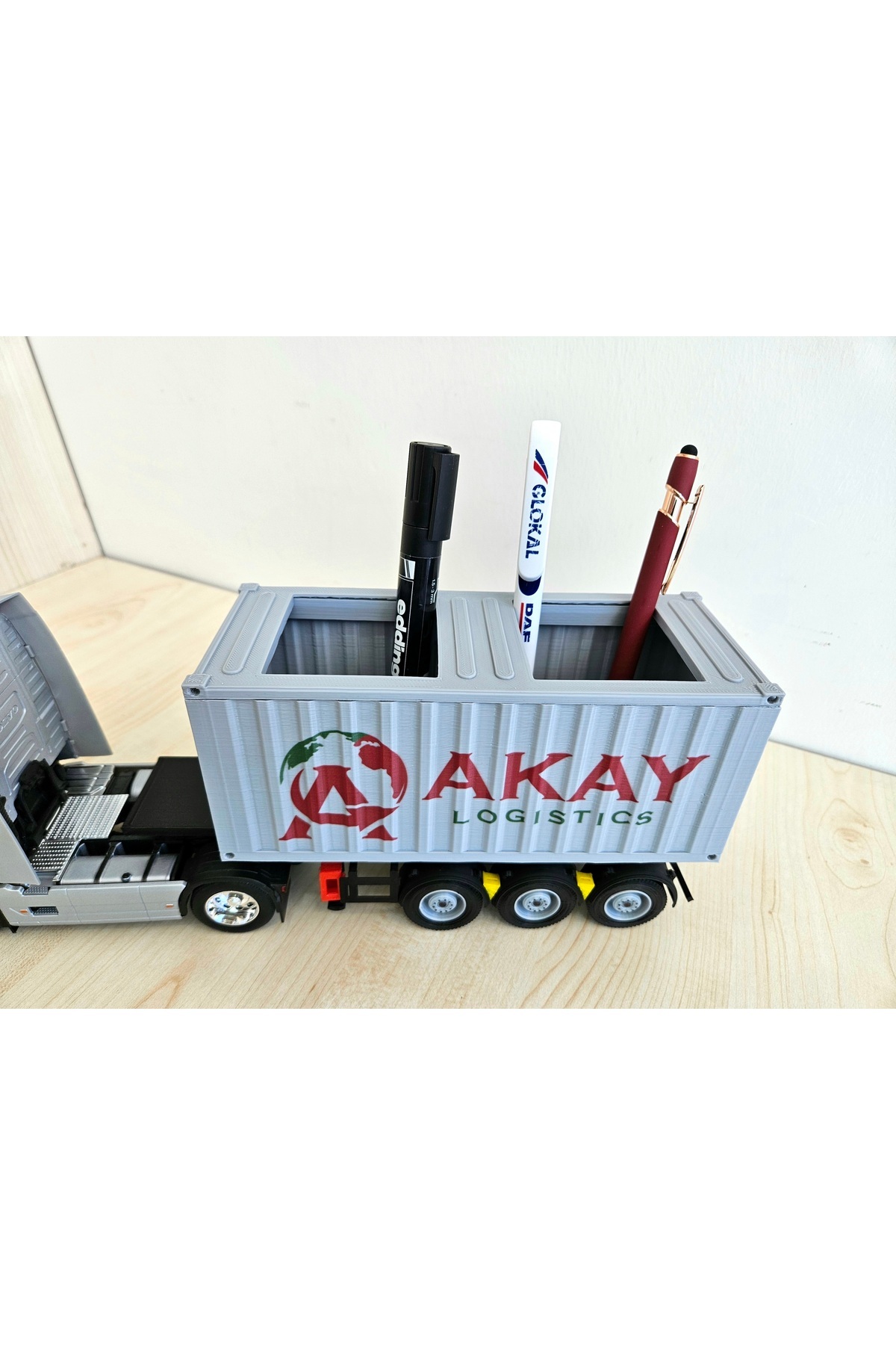 مدل خودرو کامیون تریلر کانتینری VOLVO FH4 در مقیاس 1 32 با جای قلم اورجینال WELLY