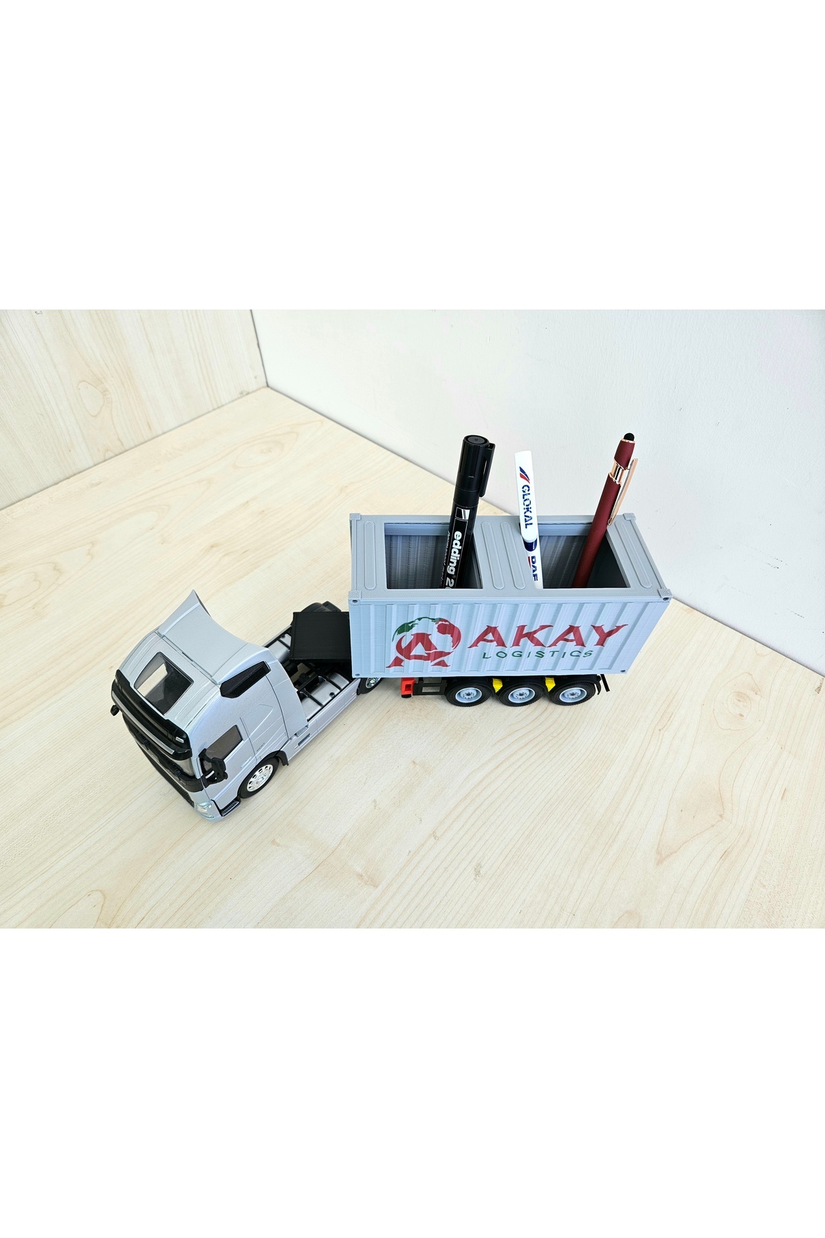 مدل خودرو کامیون تریلر کانتینری VOLVO FH4 در مقیاس 1 32 با جای قلم اورجینال WELLY