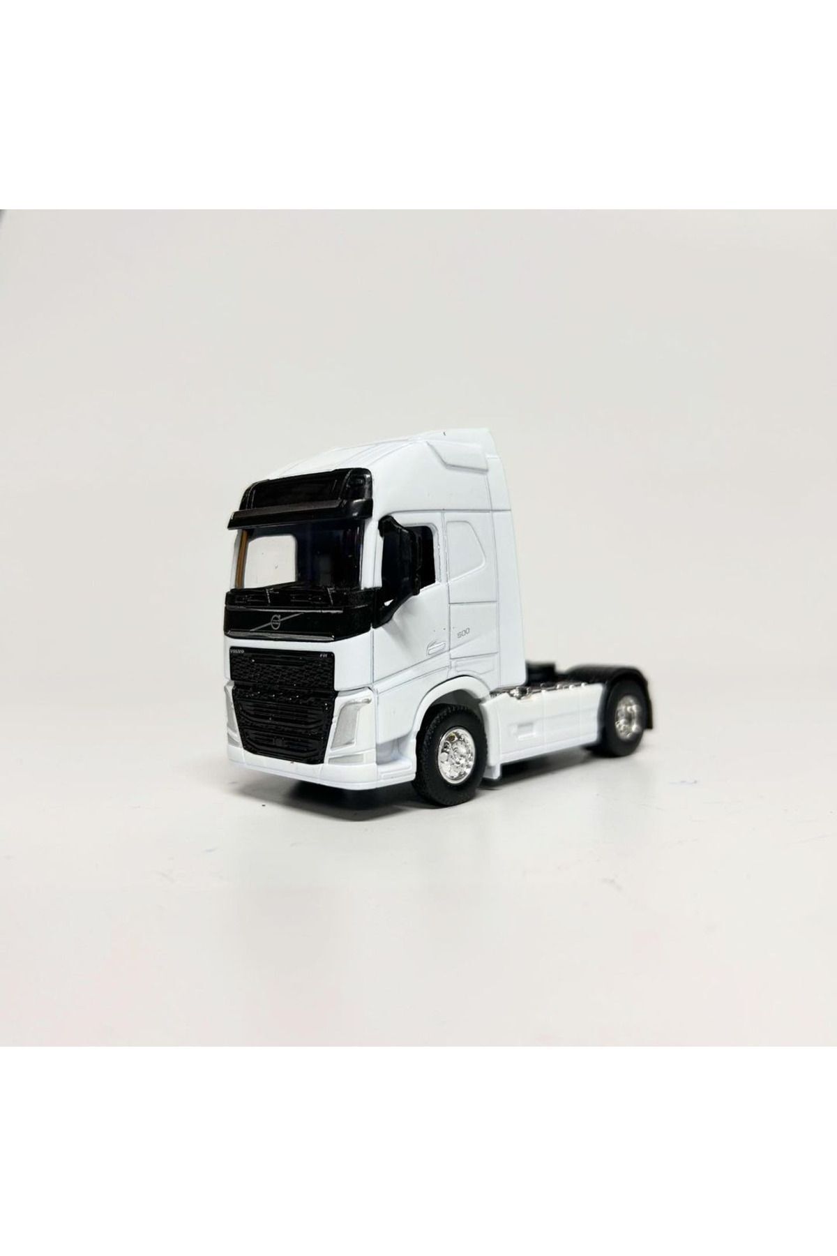 مدل خودرو فنجان کامیون فلزی رنگ سفید VOLVO FH در مقیاس 1.64 11 سانتی متری اورجینال WELLY
