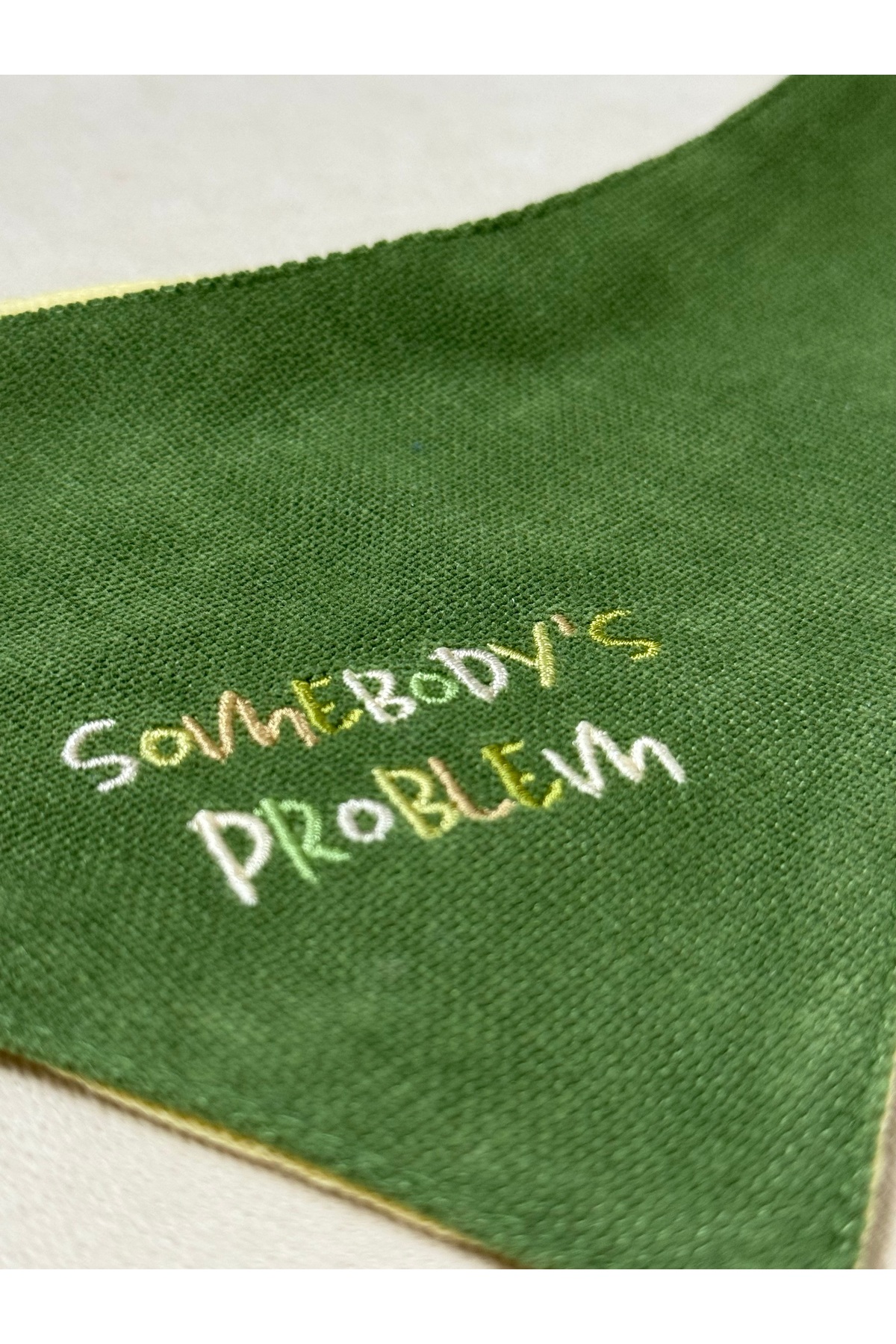 دستمال گردن سگ گلدوزی‌شده «Somebody's Problem» های‌پالسی HiPulsey سبز
