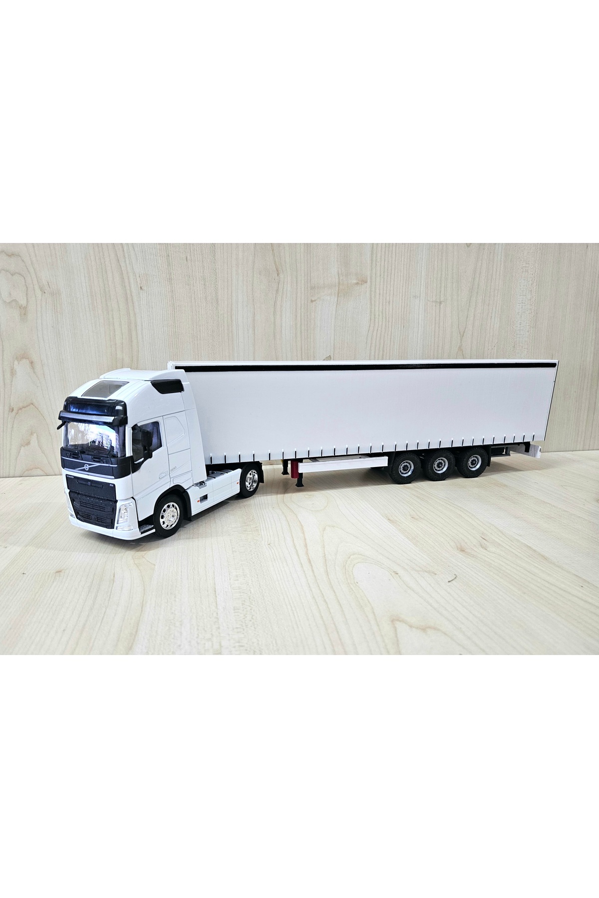 مدل خودرو نیم متر طول 1 32 VOLVO FH4 TILT TRUCK MODEL نام نوشته شده سفید اورجینال WELLY
