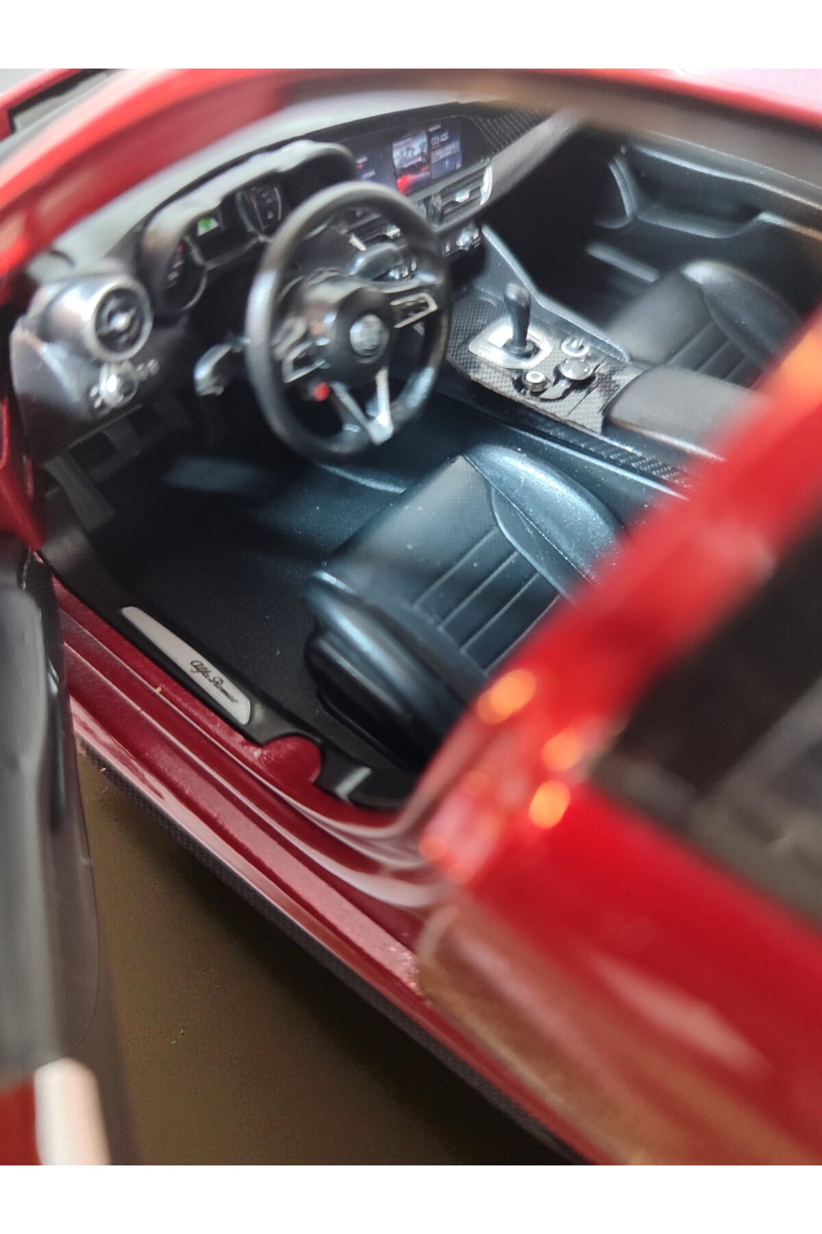مدل خودرو ماشین کلکسیونی ALFA ROMEO GIULIA GTA 1:18 SCALE DIE CAST قرمز مشکی فلزی اورجینال Burago