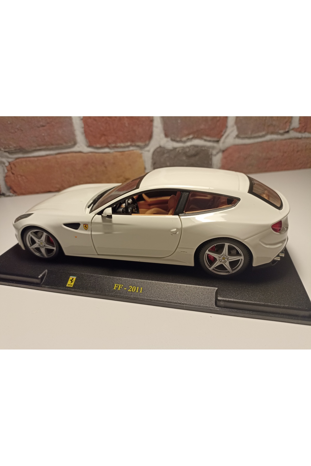 مدل خودرو FERRARI FF 2011 اورجینال Burago