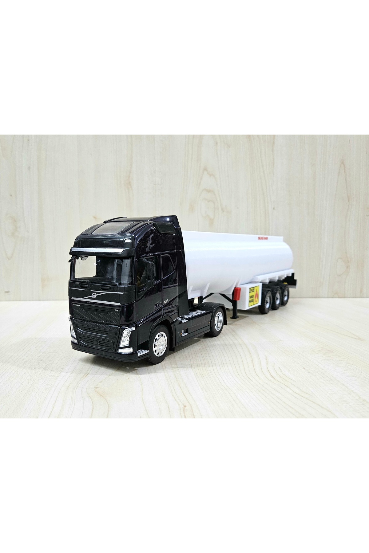 مدل خودرو تانکر VOLVO FH4 1 32 به طول 50 سانتی متر نام نوشته شده است اورجینال WELLY