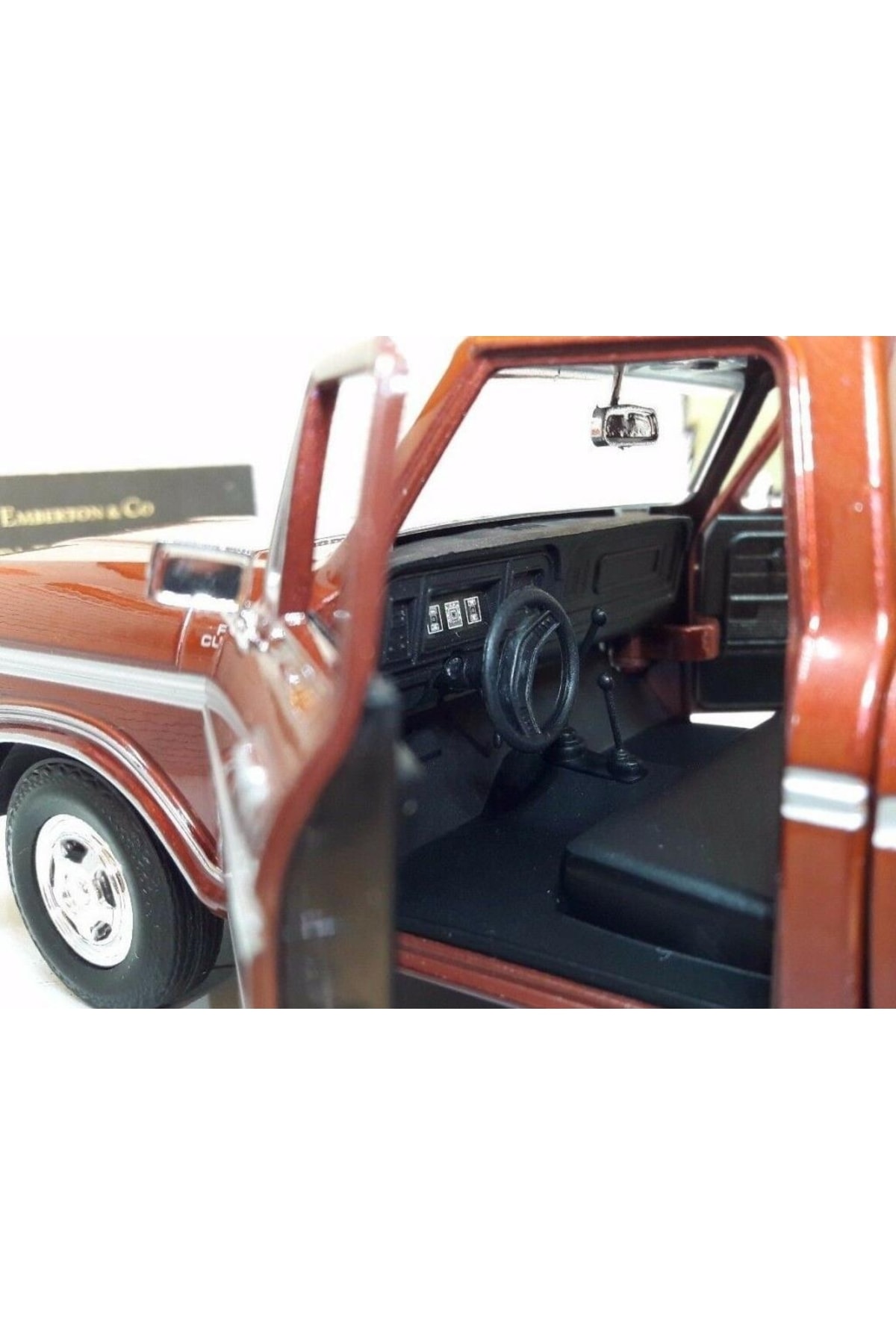 مدل خودرو قهوه ای 1979 FORD F 150 CUSTOM 1:24 MODEL CAR اورجینال Motor Max