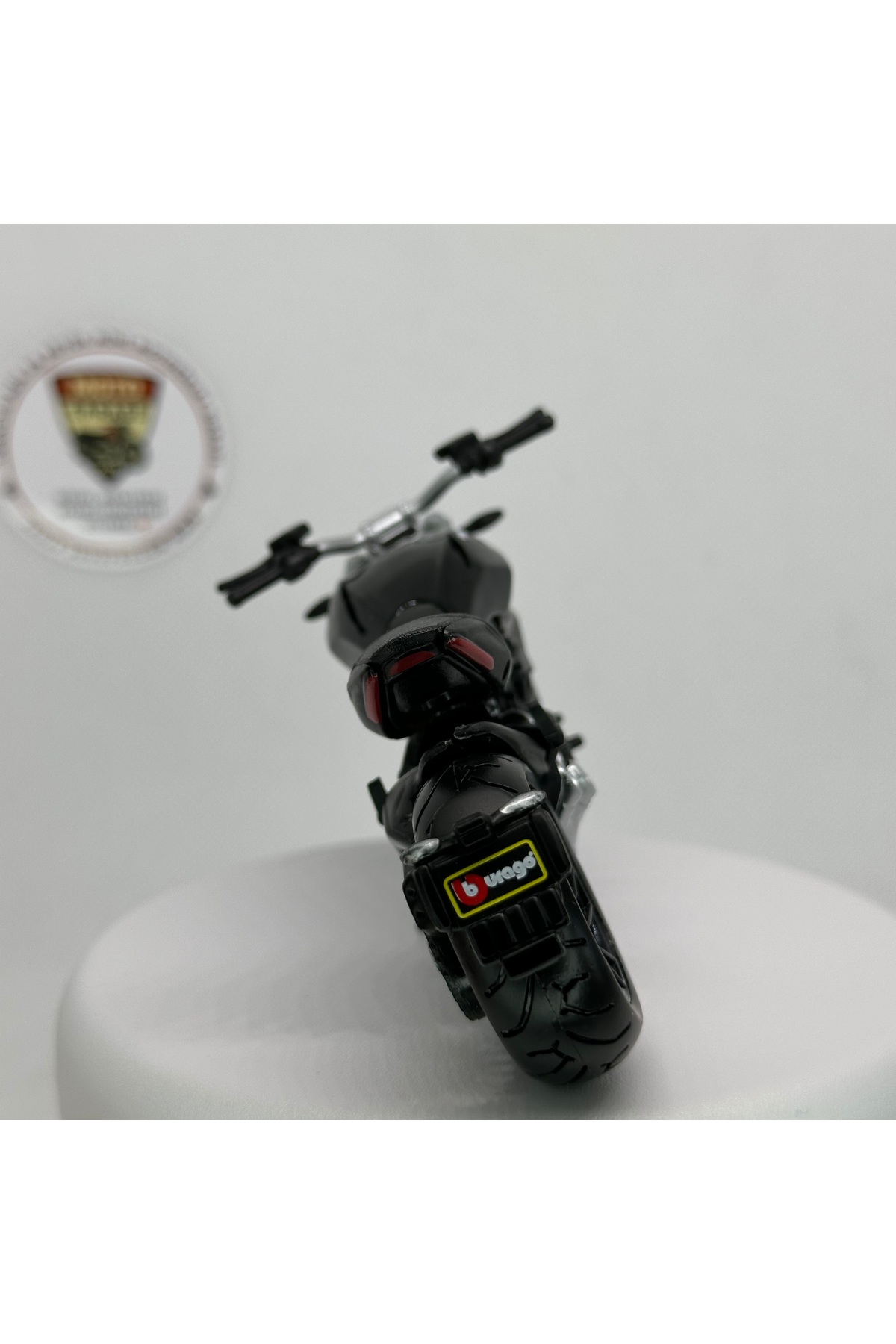 مدل خودرو موتورسیکلت DUCATI XDIAVEL 1:18 DIECAST METAL MODEL – دارای مجوز MAISTO اورجینال BBURAGO