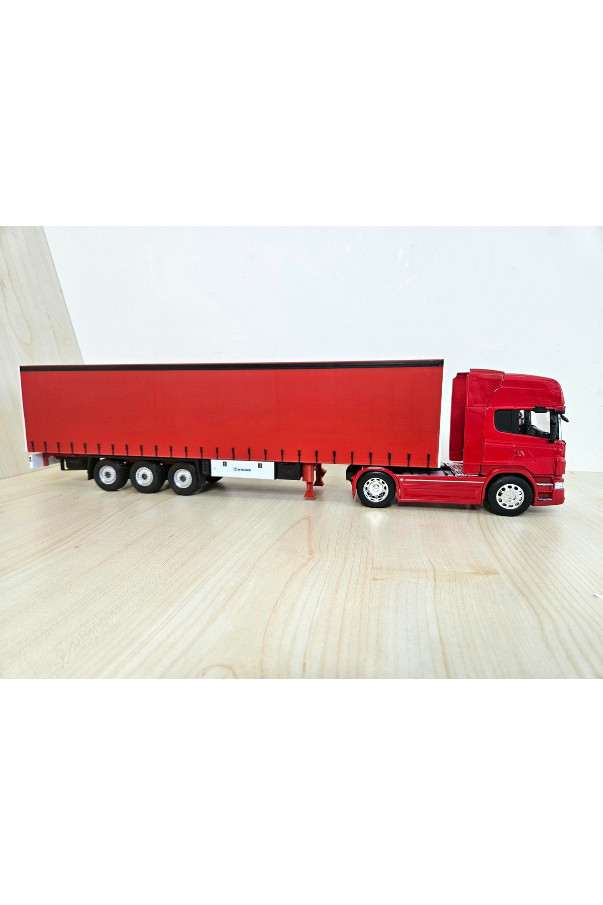 مدل خودرو نیم متر طول 1 32 SCANIA R730 TILT TRUCK MODEL نام نوشته شده قرمز اورجینال WELLY