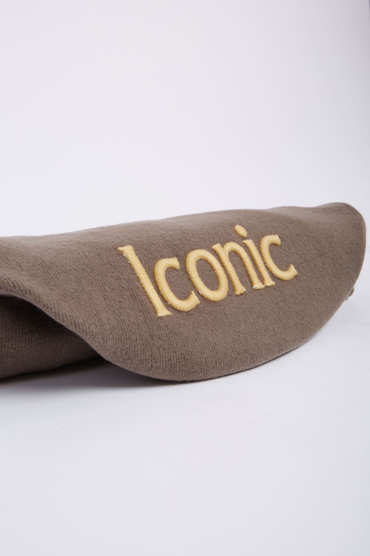 کاپشن کالج سگ مونیدو Monido Iconic با نوشته شعاری، خاکی