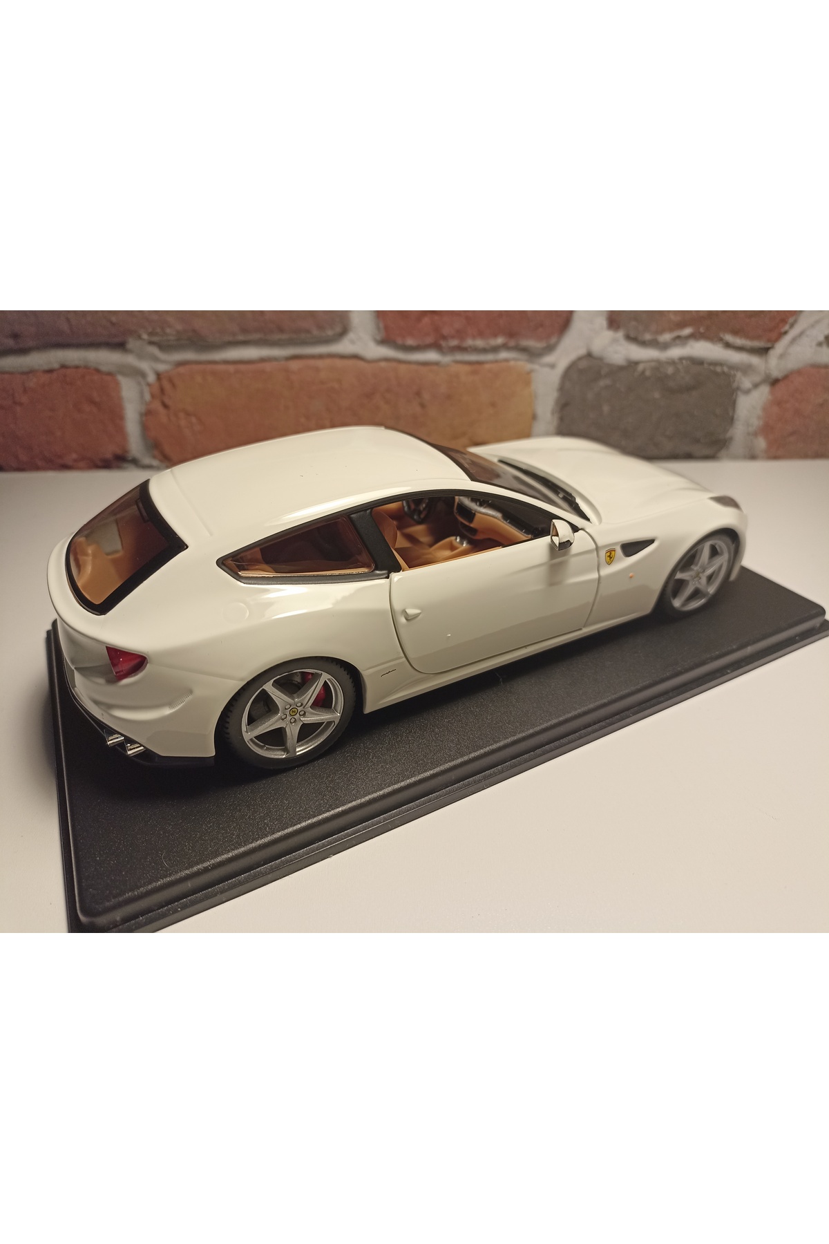 مدل خودرو FERRARI FF 2011 اورجینال Burago