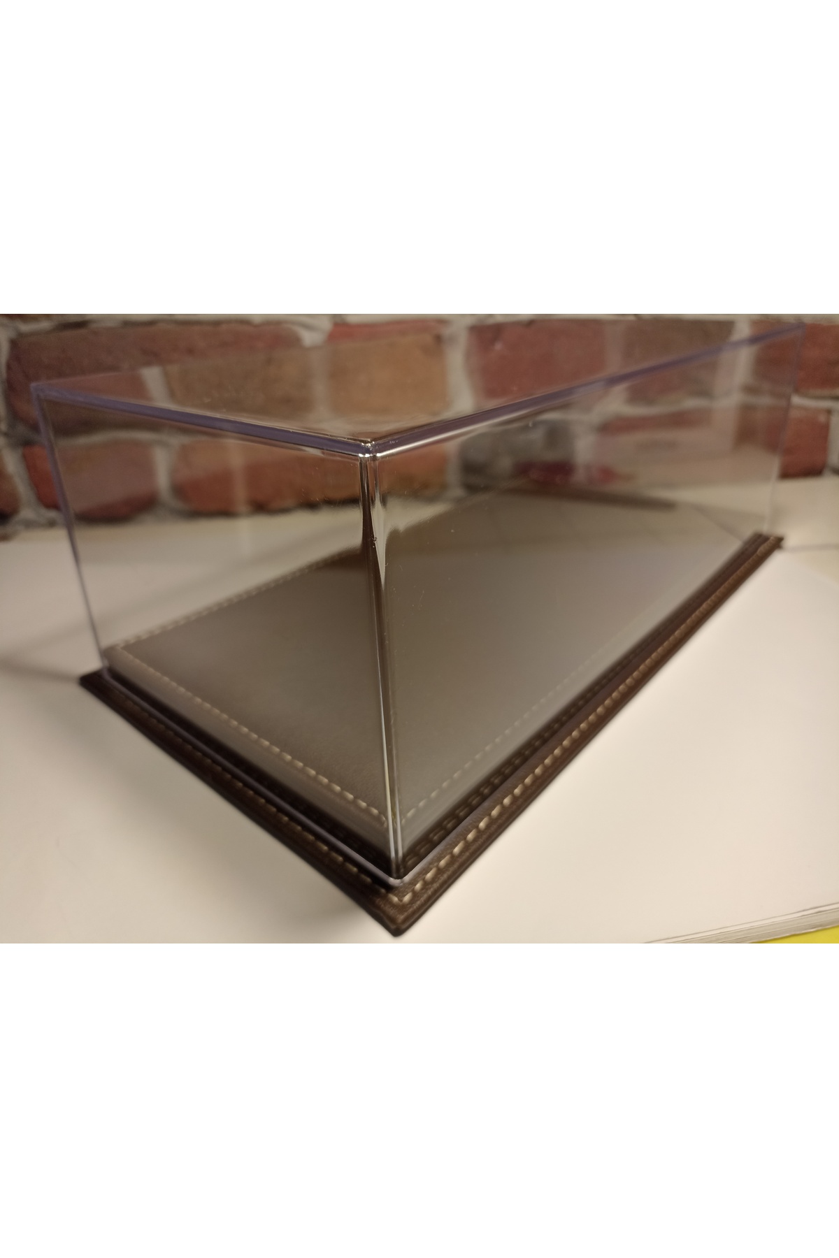 مدل خودرو جعبه صفحه نمایش PLEXI: با پایه چرمی برای وسایل نقلیه 1 18 اورجینال diamond hobby