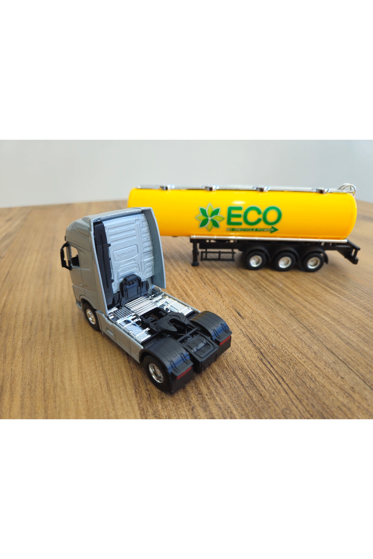 مدل خودرو کامیون تانکر VOLVO FH4 در مقیاس 1 64 ارتفاع 25 سانتی متر توضیحات را بخوانید اورجینال WELLY