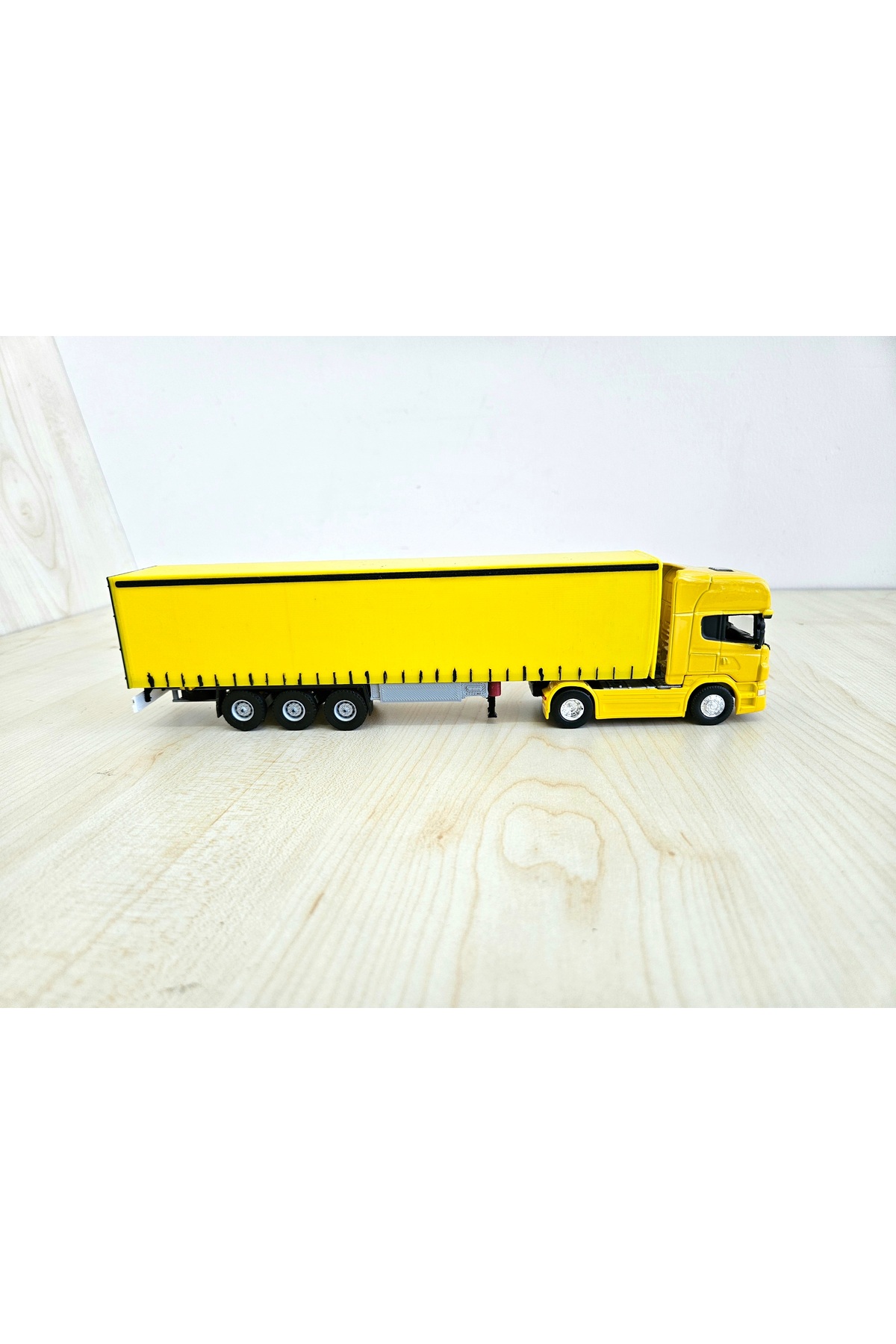 مدل خودرو MAN TGX TRUCK MODEL به طول 25 سانتی متر در مقیاس 1 64 زرد رنگ نام شرکت را می توان نوشت اورجینال WELLY
