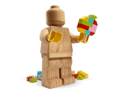 فیگور چوبی لگو LEGO Originals مدل 853967، ارتفاع ۲۰ سانتی‌متر با قطعات ساخت و کتابچه ۲۸ صفحه‌ای
